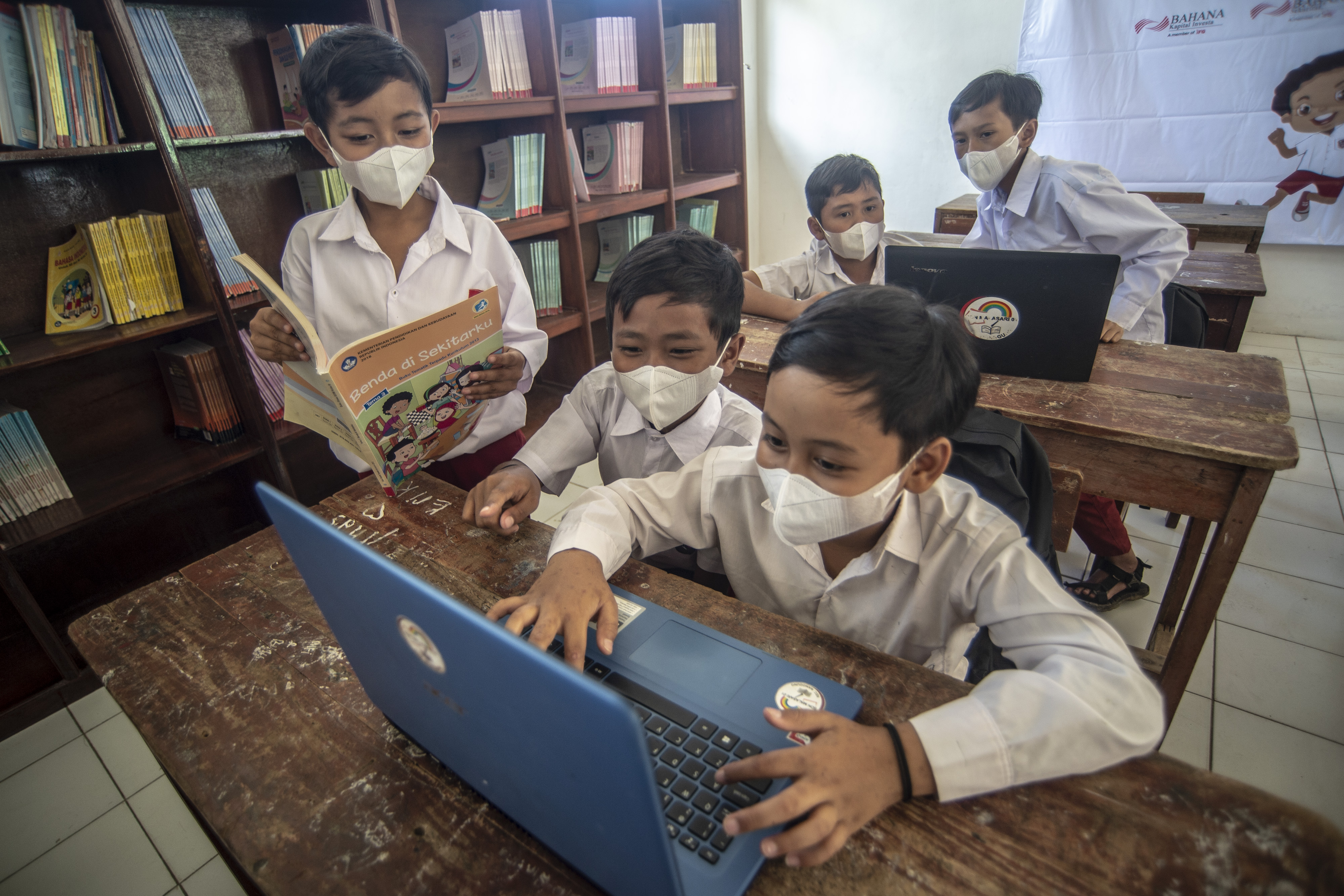 Sejumlah murid belajar menggunakan perangkat laptop di SDN 01 Malasari, Nanggung, Bogor, Jawa Barat.