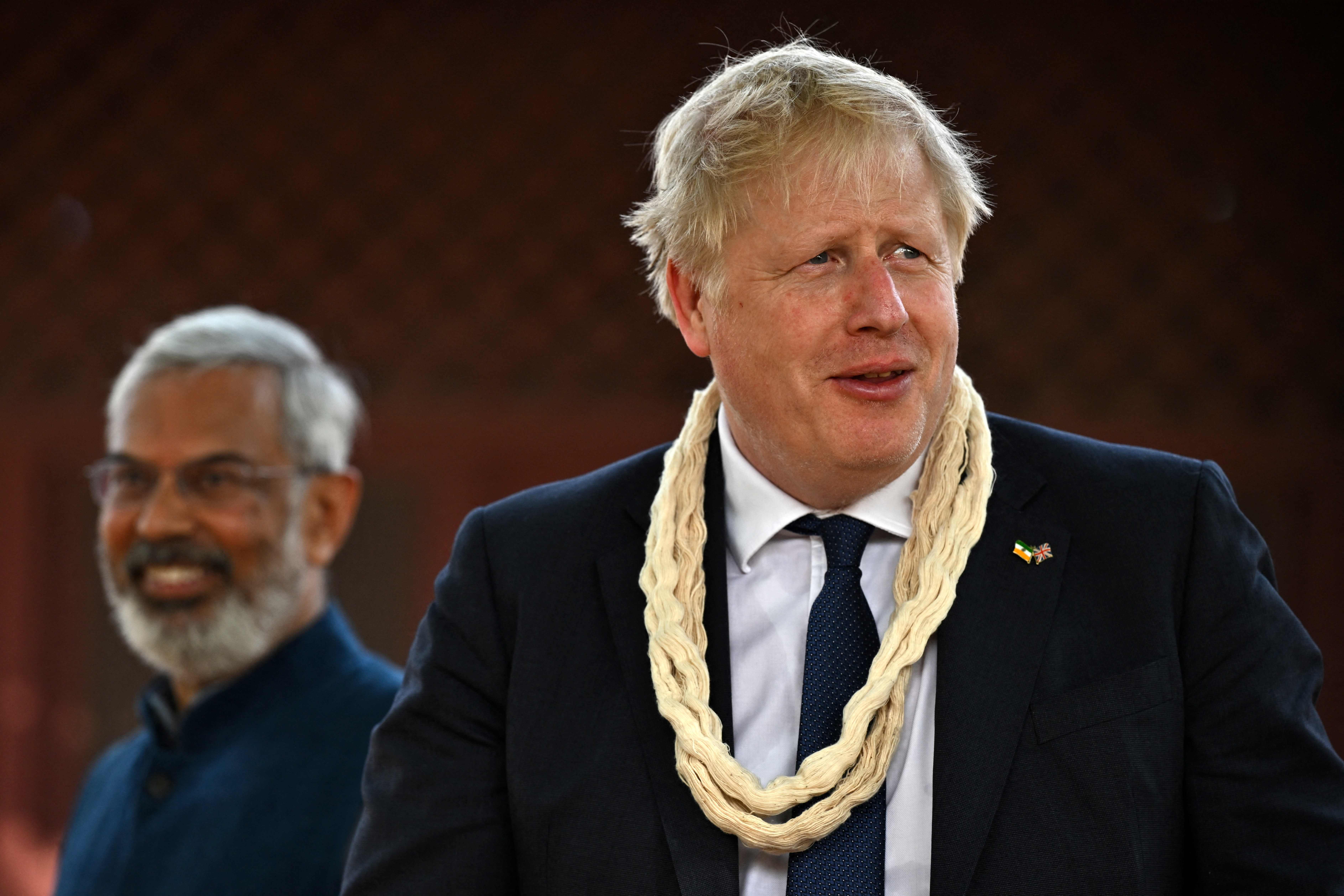 Perdana Mentei Inggris Boris Johnson (kanan) mengenakan kalung kehornatan saat kunjungan ke India pada Kamis (21/4).  