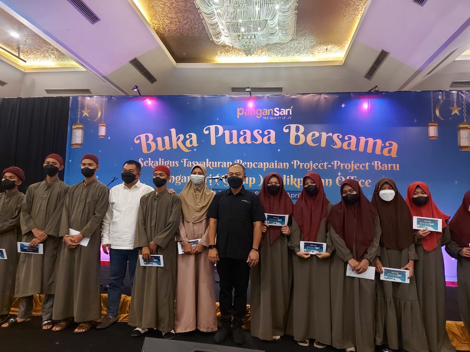 Upacara pemberian santunan kepada anak yatim oleh PT Pangansari Utama Region.