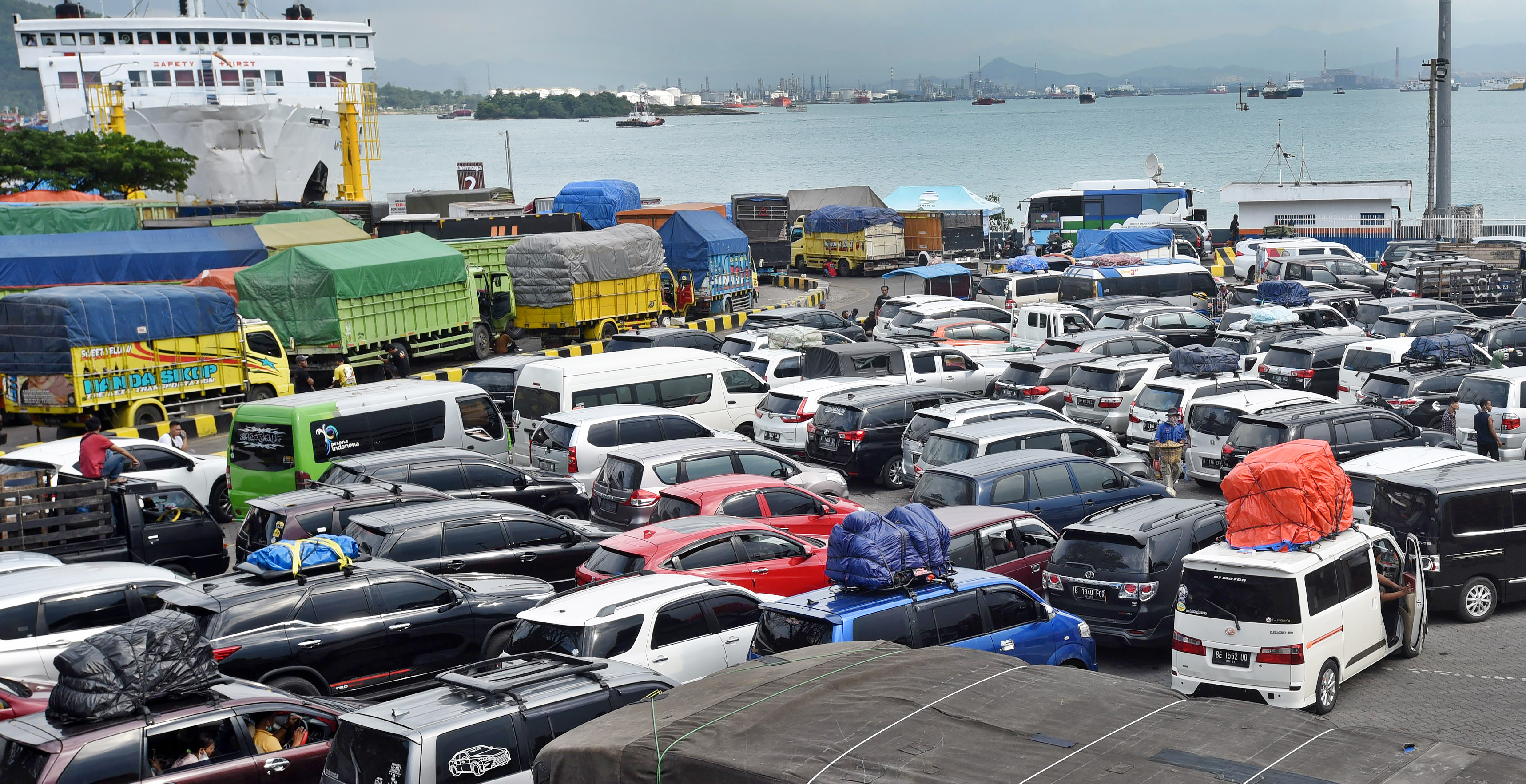 Kemacetan di plebuhan merak karena membludaknya pemudik
