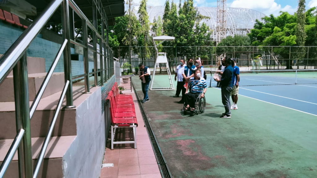 Survei tim Kementerian PU-Pera di lapangan tenis