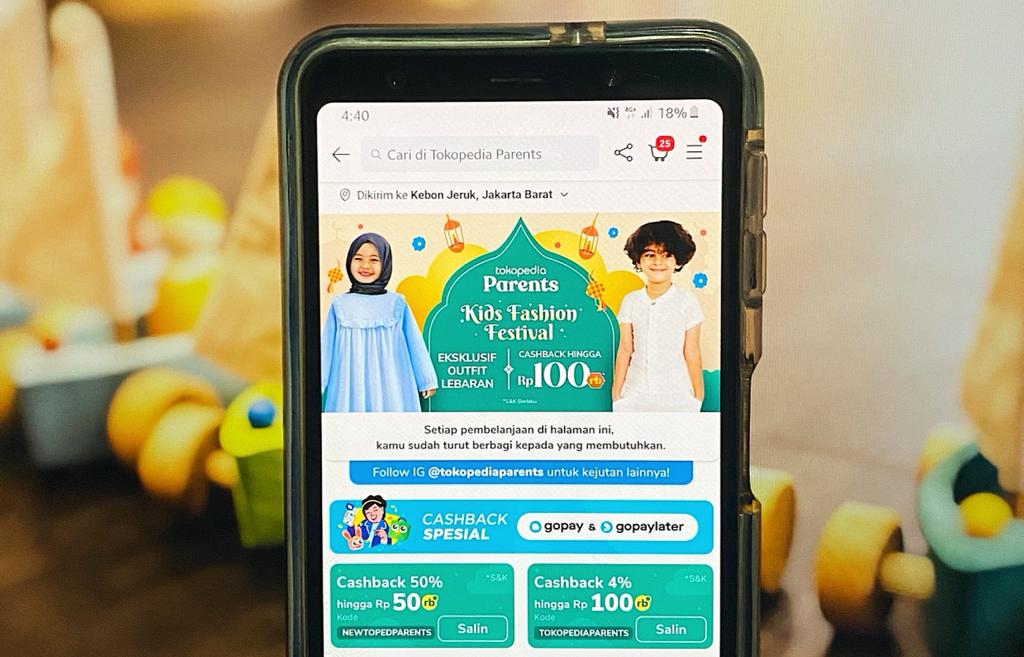 Marketplace online tampak di layar smartphone.