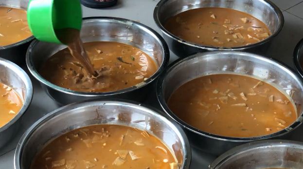 Kuah Beulangong merupakan sajian sejenis gulai dengan daging sapi atau kambing khas Aceh.
