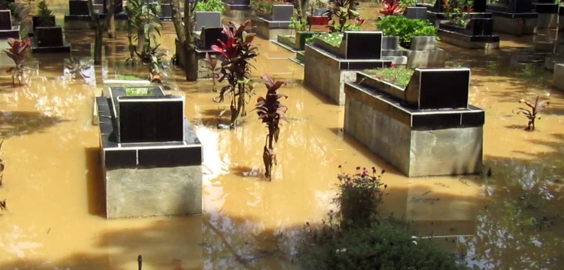 Banjir merendam makam.
