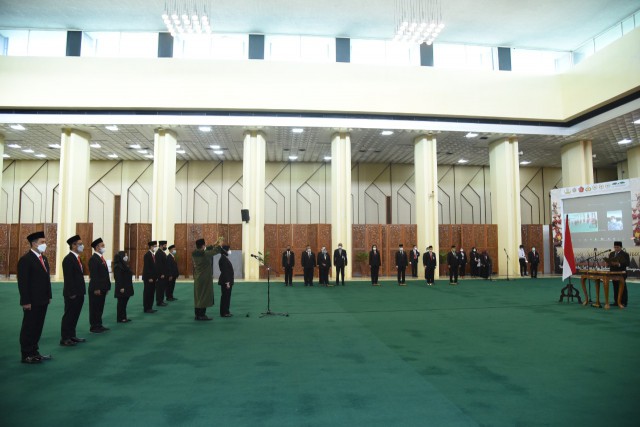 Sekretaris Jenderal DPR RI Indra Iskandar saat memimpin pelantikan di Gedung Nusantara IV, Senayan, Jakarta, Kamis (14/4/2022).