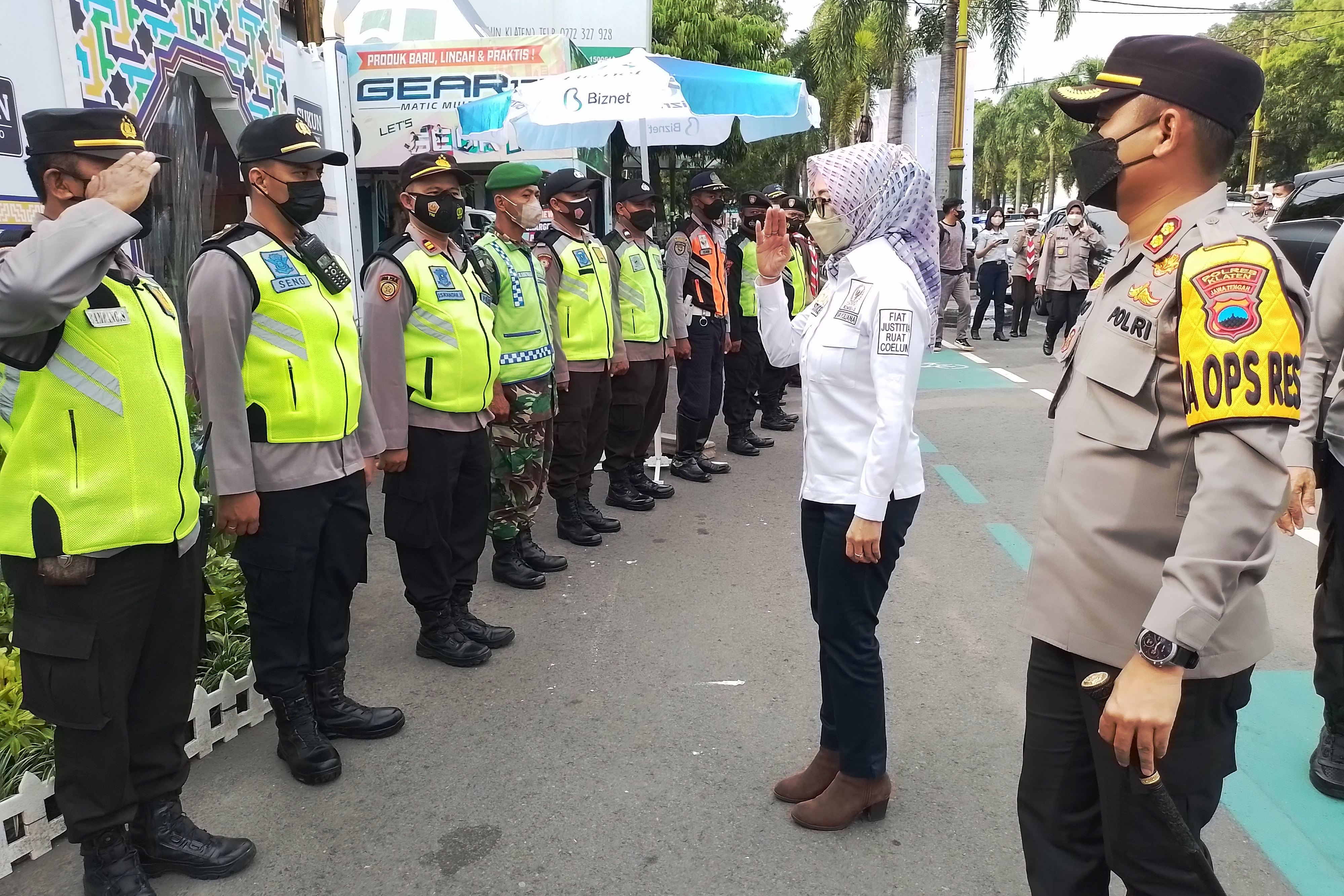 Anggota Komisi III DPR RI, Eva Yuliana, didampingi Kapolres AKB Eko Prasetyo saat mengunjungi pospam di Alun-alun Klaten.