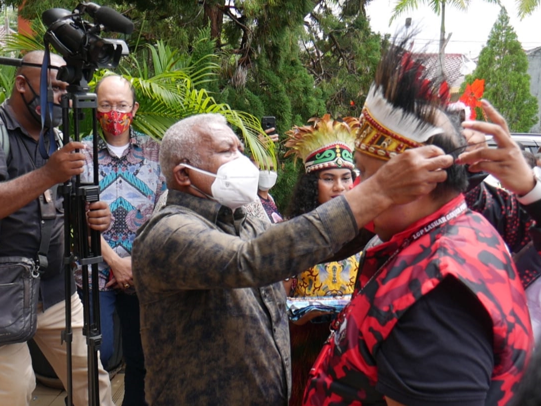 Kepala Suku Besar Arfak meminta warga Papua Barat menolak pemilu ditunda dan mendukung Ganjar dan Puan menjadi capres/cawapres 2024. 