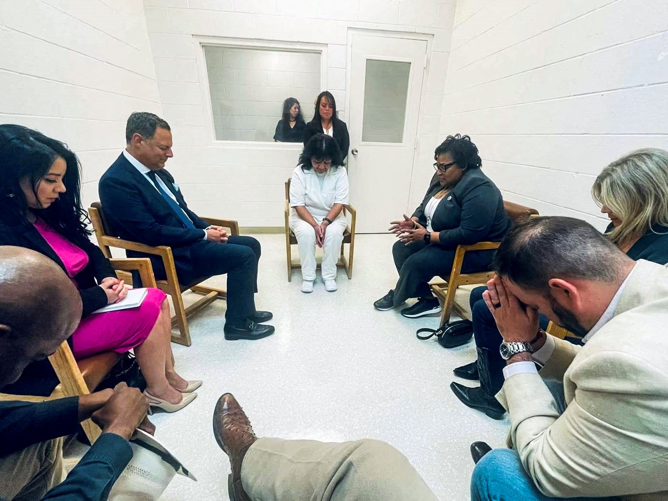 Melissa Lucio (tengah) menundukkan kepalanya dalam doa selama pertemuan dengan kelompok bipartisan anggota parlemen Texas di LP Gatesville.