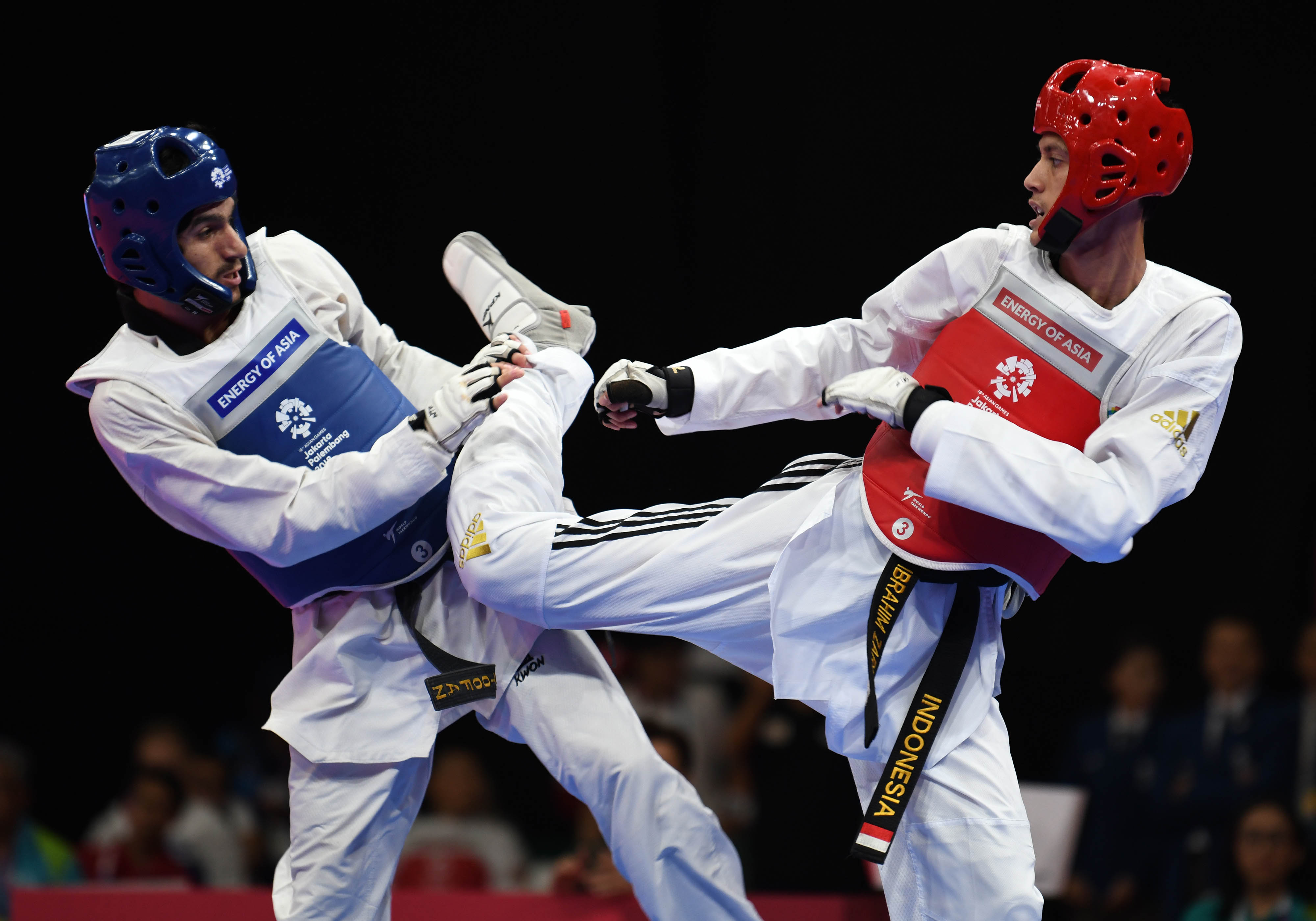 Atlet taekwondo Indonesia melancarkan tendangan ke arah lawan dalam Asian Games 2018.