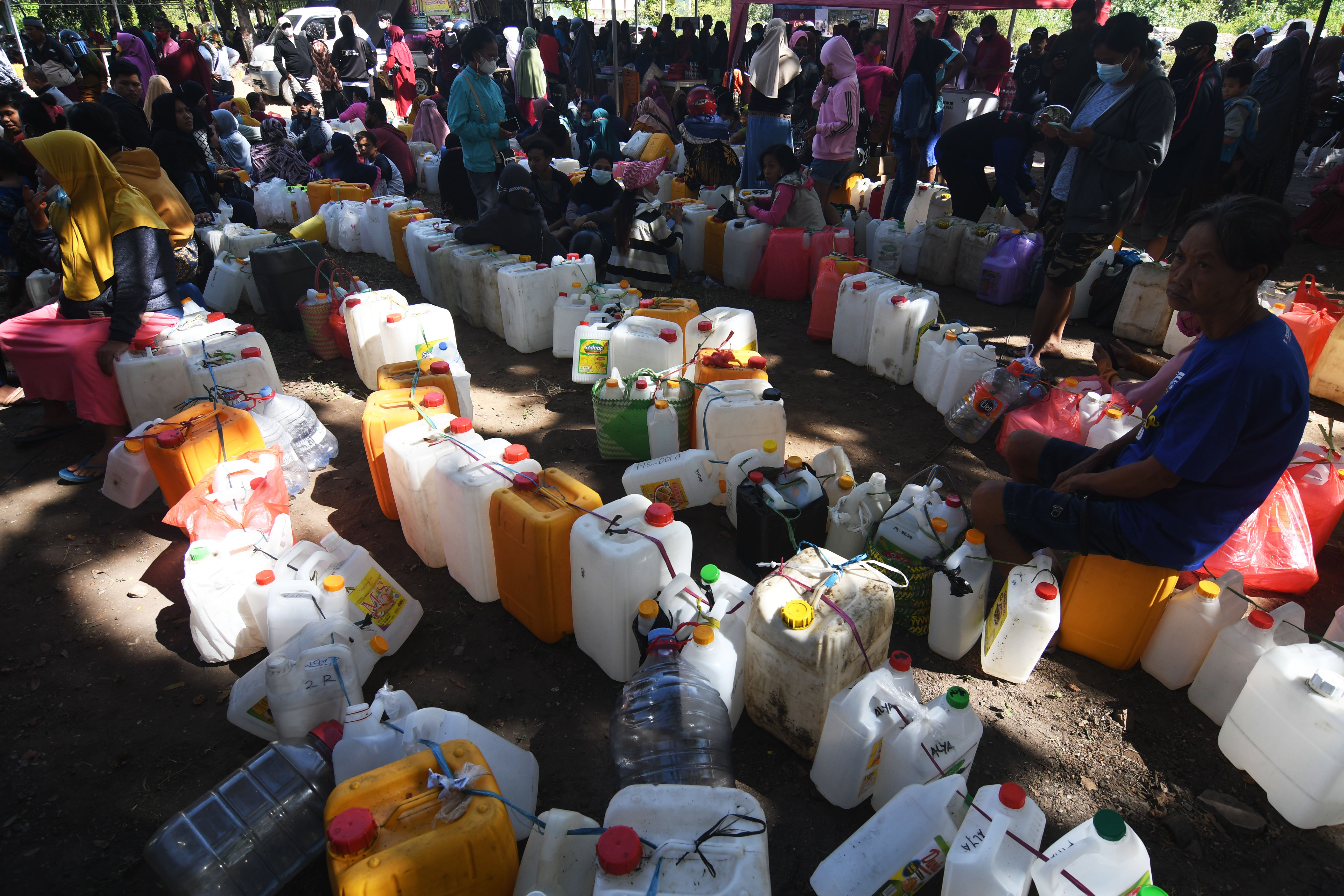 Antrean warga di Palu, Sulawesi Tengah, untuk mendapatkan minyak goreng curah.