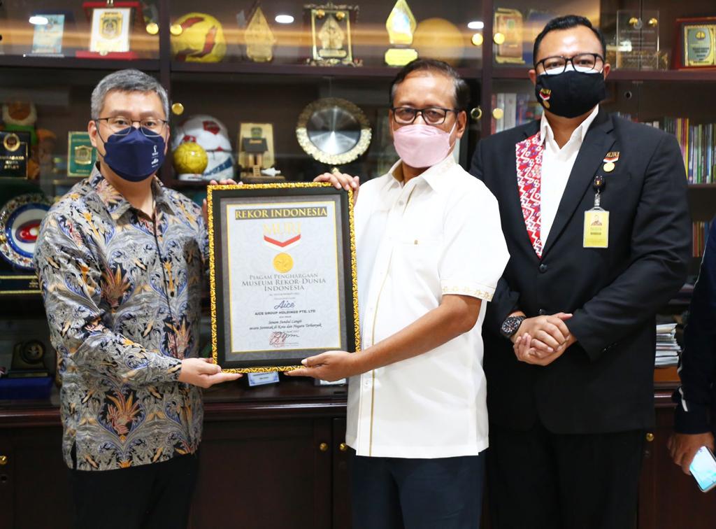 Produsen es krim Aice Group, penyelenggara Senam Sundul Langit, meraih rekor MURI. 