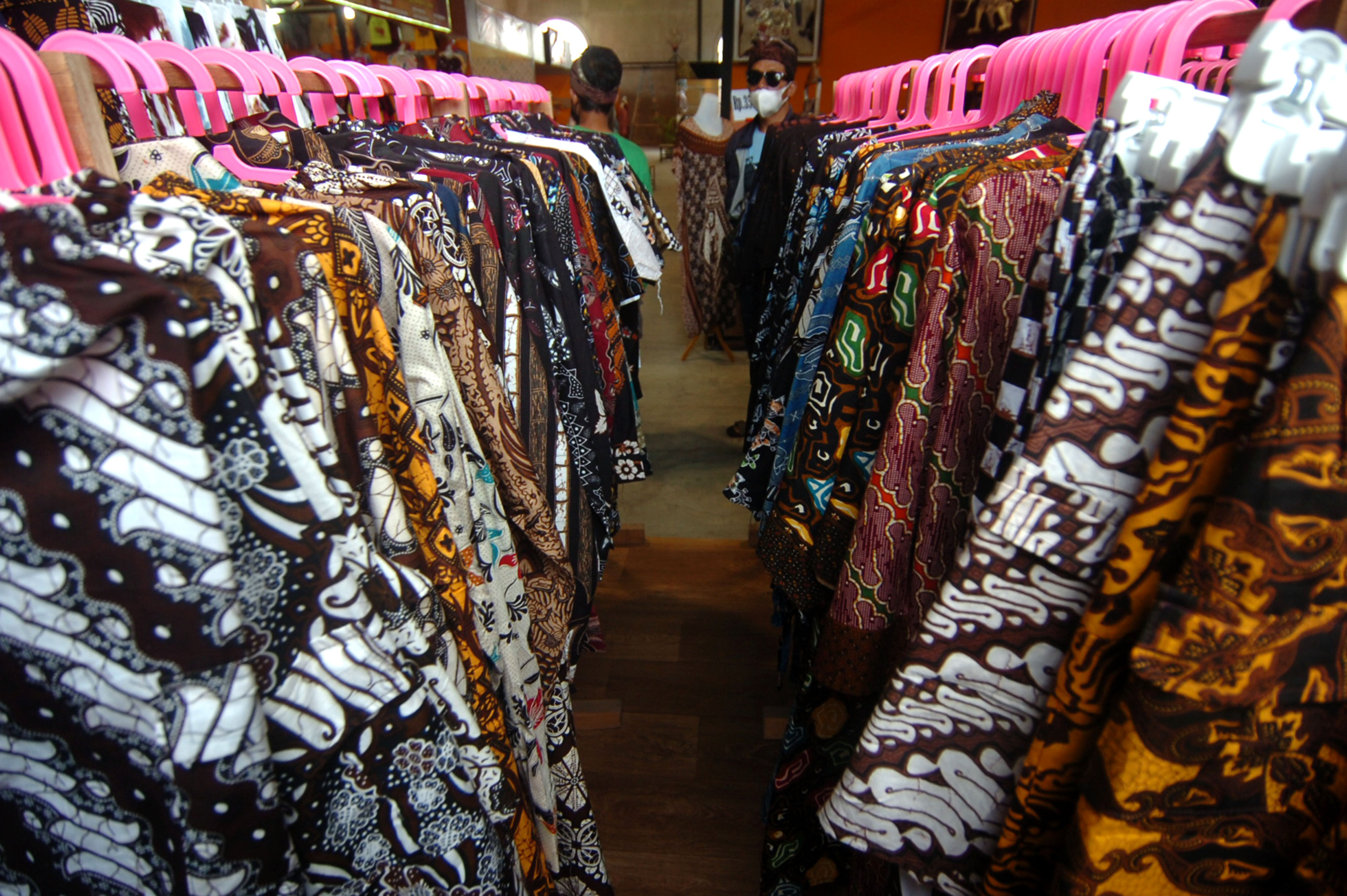 Pengunjung melihat batik di salah satu kios Rest Area Heritage KM 260 B Tol Pejagan-Pemalang.