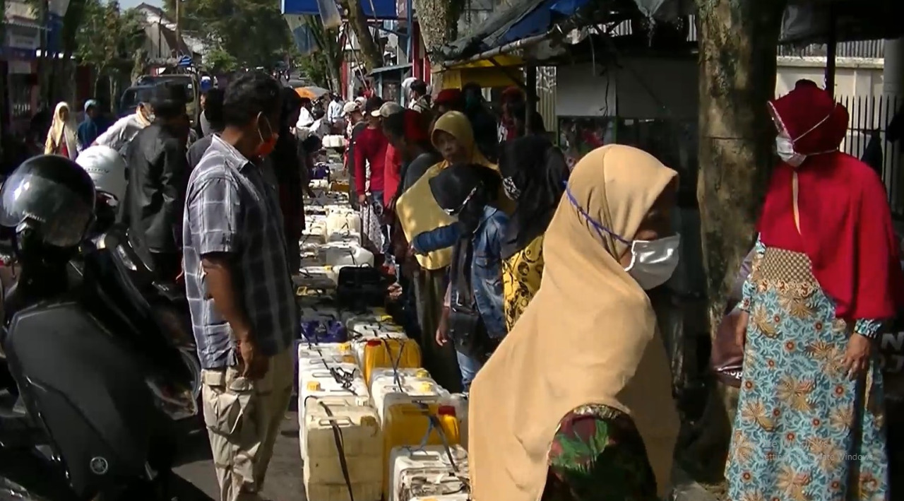 Inapkan Jeriken, Ratusan Warga Temanggung Antre Migor Murah