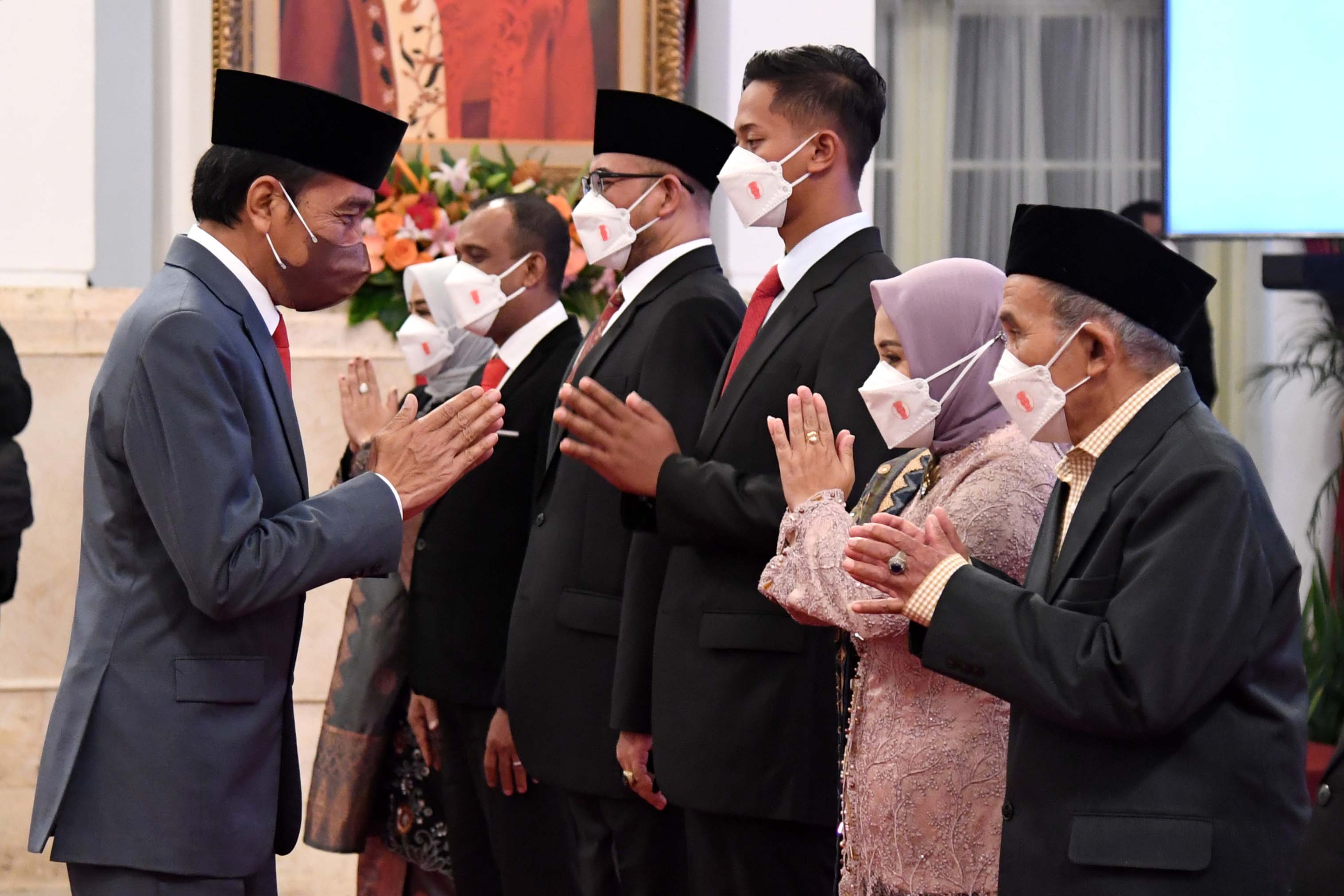 Presiden Joko Widodo melantik anggota Komisi Pemilihan Umum (KPU) dan Badan Pengawas Pemilu (Bawaslu) periode 2022-2027, di Istana Negara.