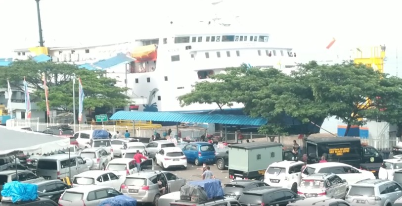 Antrean sepanjang 1 Km hingga kini belum terurai dan masih menyemut.