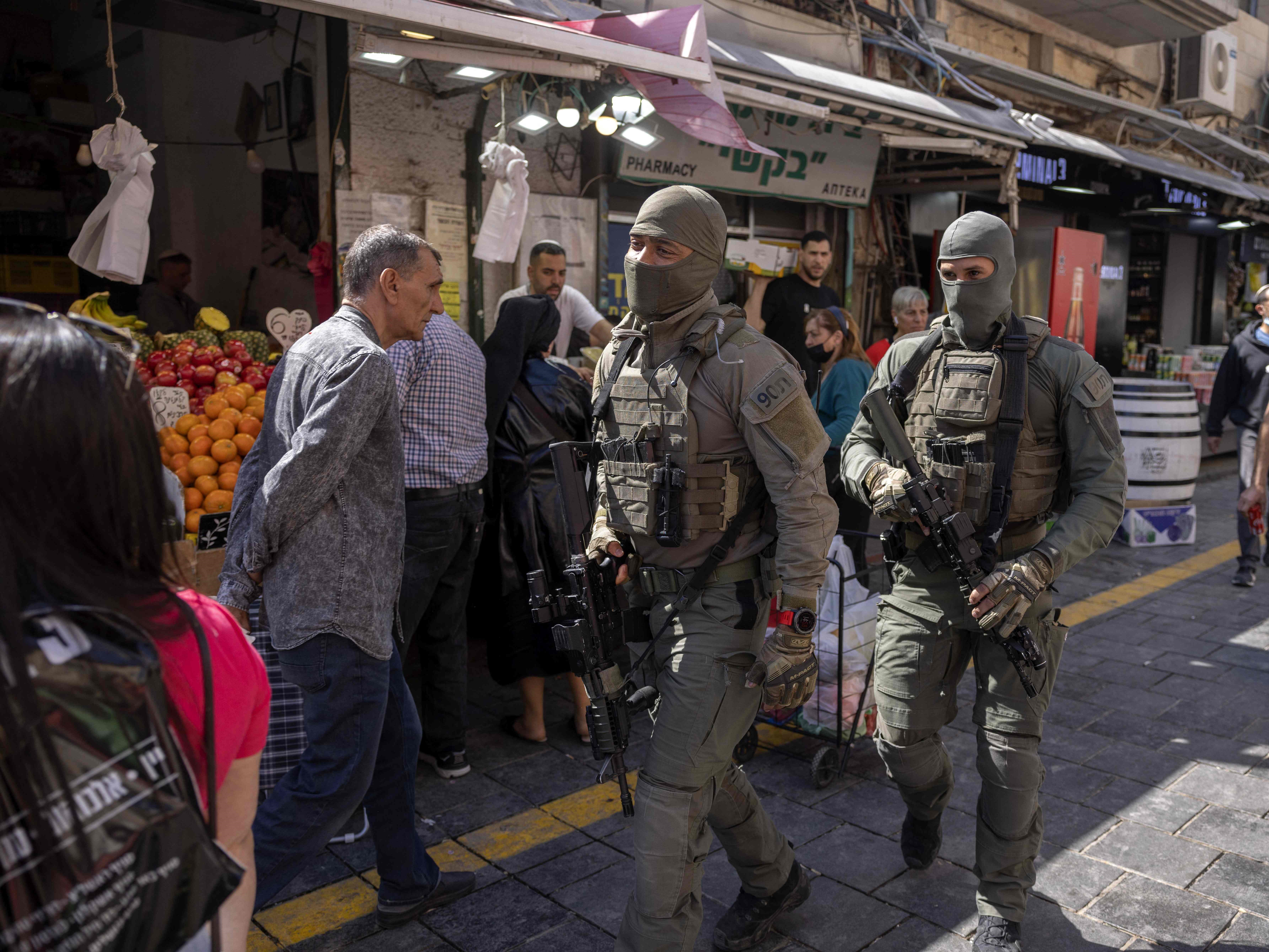 Petugas kepolisian Israel dari Unit Teror Nasional Patroli Pasar Mahane Yehuda di Jerusalem pada 14 April 2022.