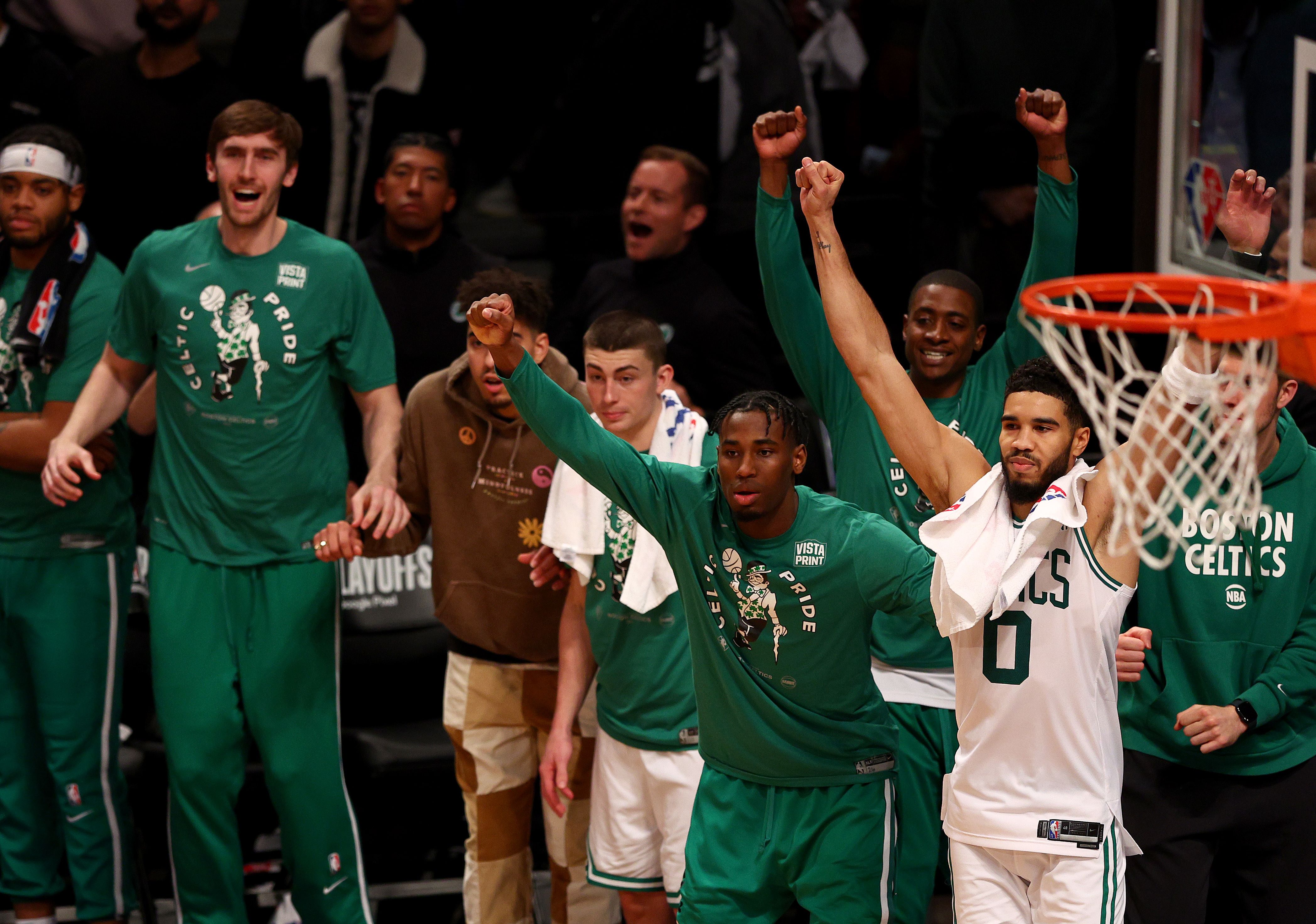 Para pemain Boston Celtics merayakan kemenangan mereka atas Brooklyn Nets di Gim 4 playoff NBA.