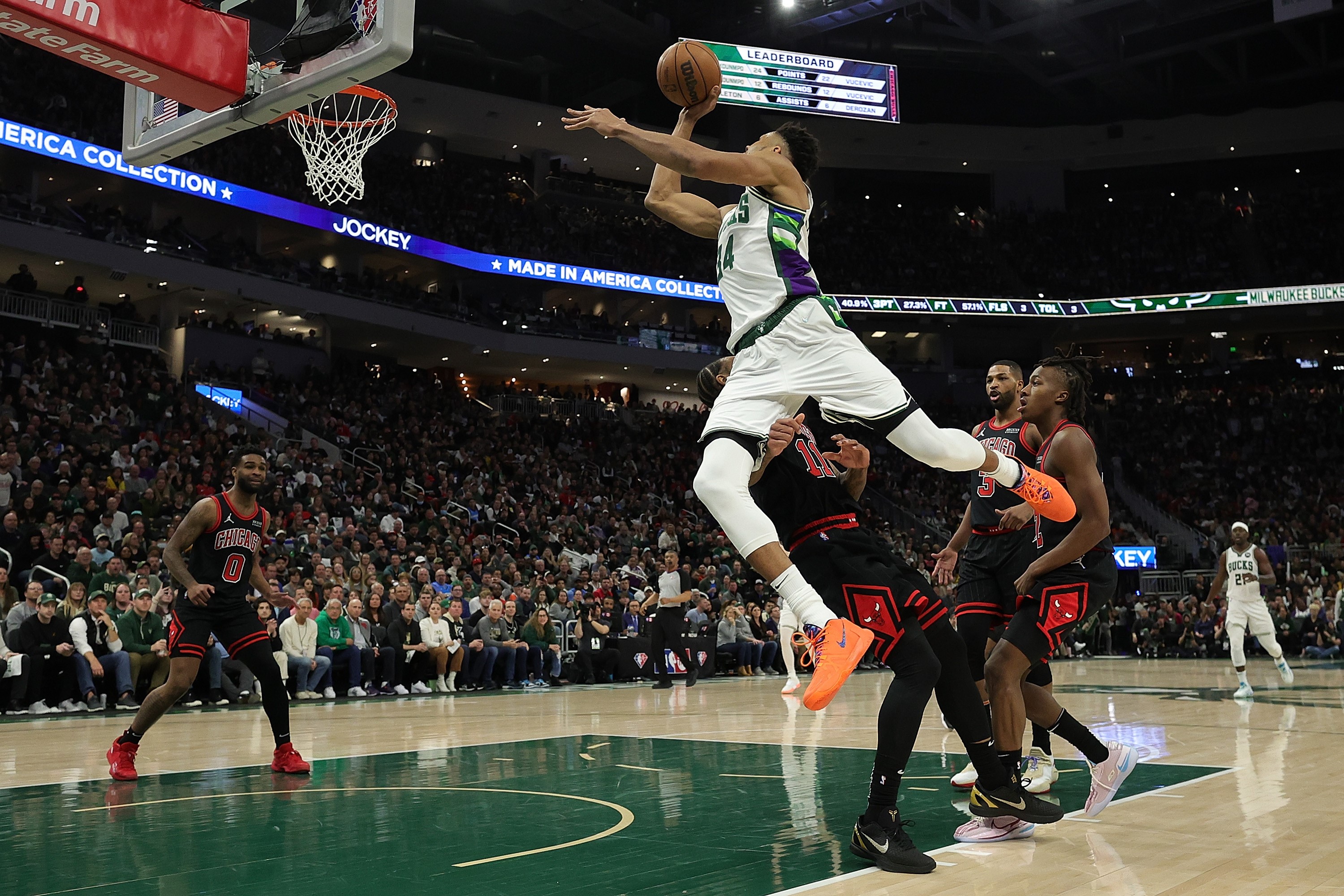 Bintang Milwaukee Bucks Giannis Antetokounmpo melancarkan serangan dalam laga playoff NBA melawan Chicago Bulls.