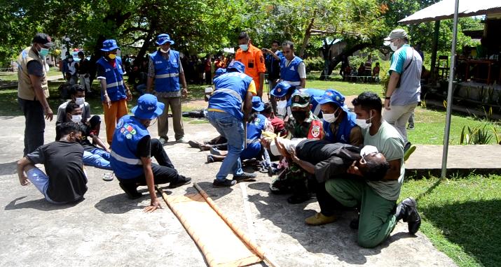 Petugas gabungan menggelar simulasi bencana tsunami dan tanah longsor di Desa Adabang, Flores Timur, NTT.