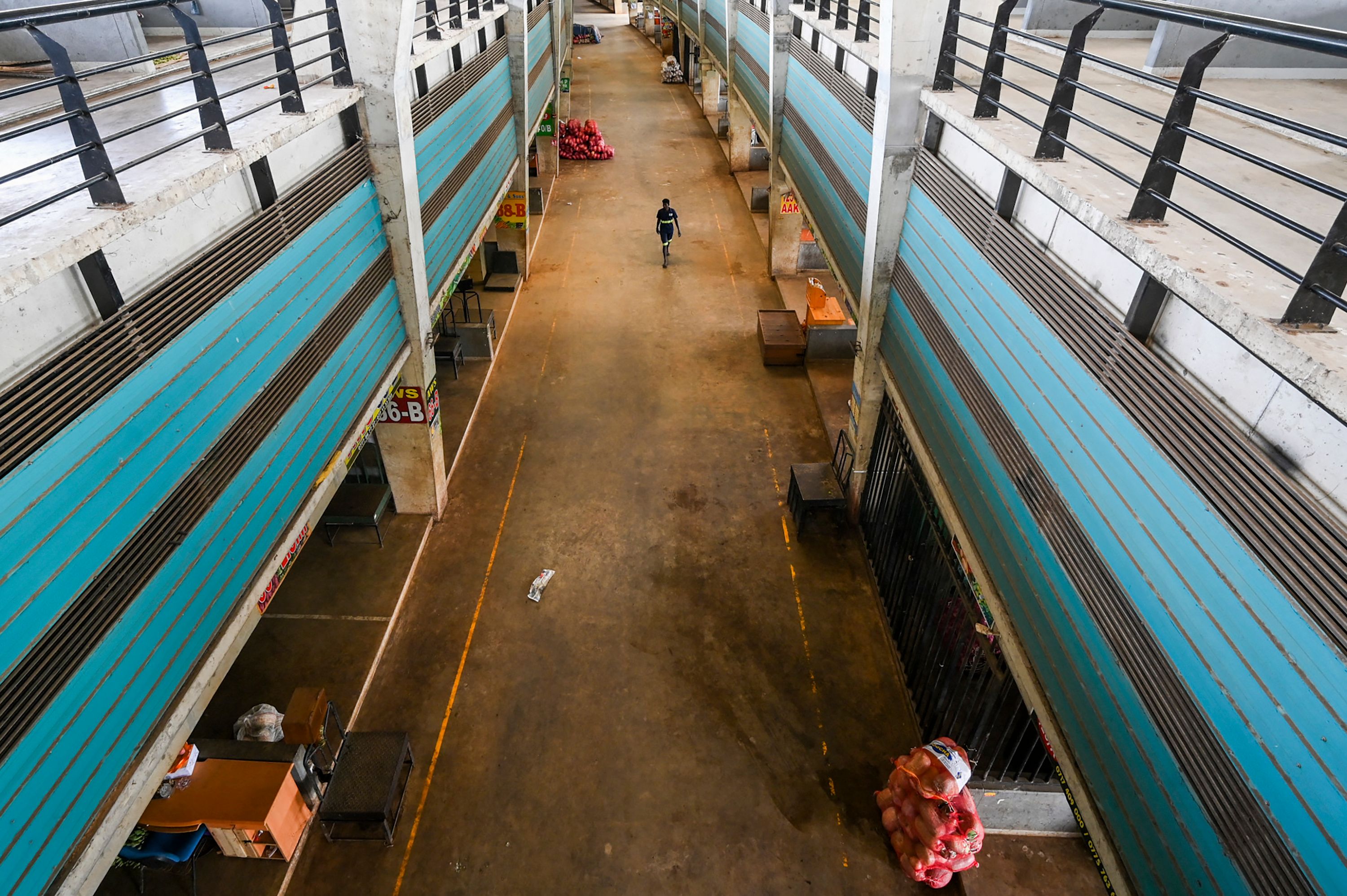 Seorang pekerja berjalan di pasar Manin yang sepi, pasar sayur utama Sri Lanka, di Kolombo, Kamis (28/4/2022) karena krisis ekonomi