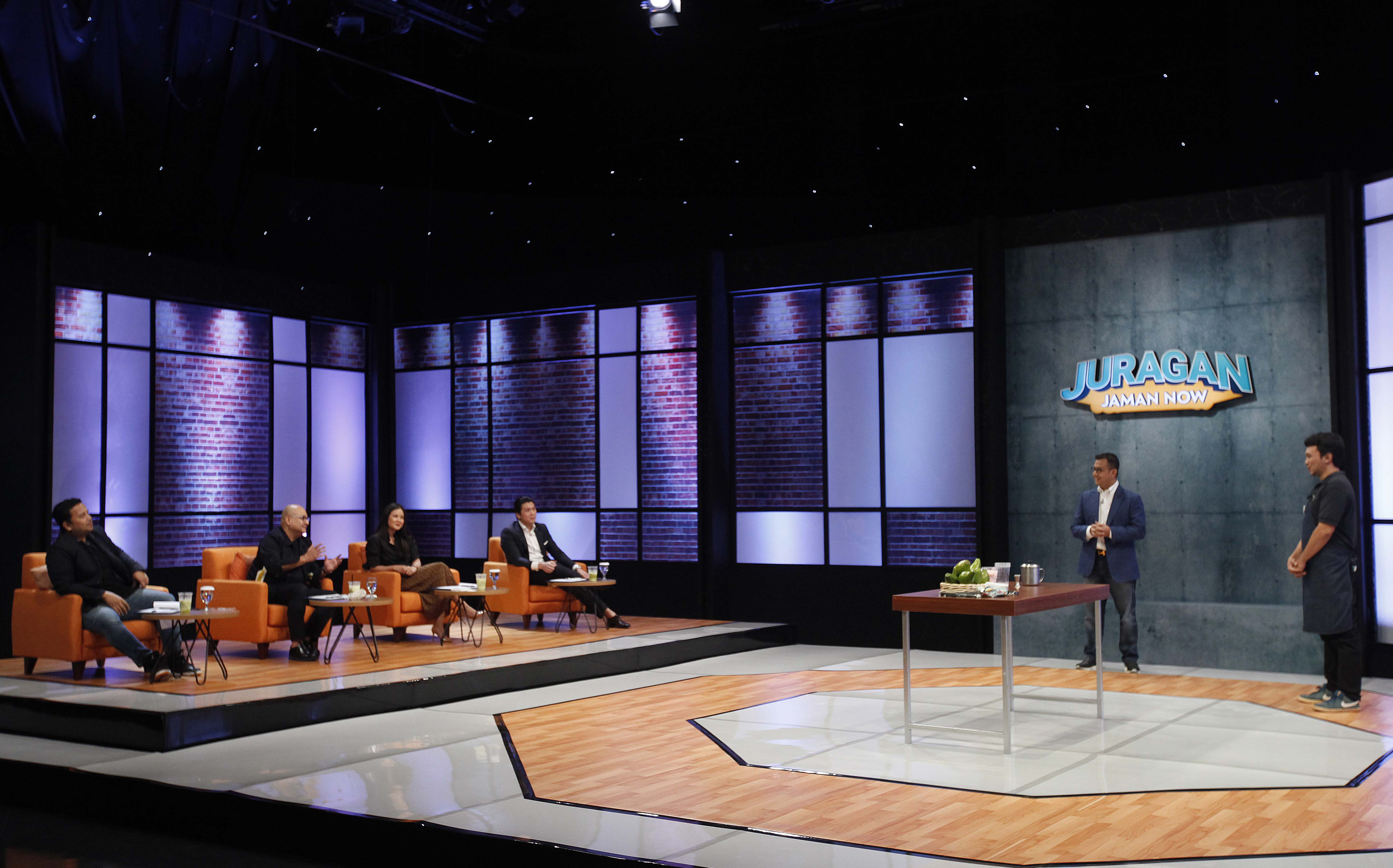 Dika, Pembuat Dirayu Alpukat Kocok mempresentasikan produknya kepada panelis Juragan Jaman Now