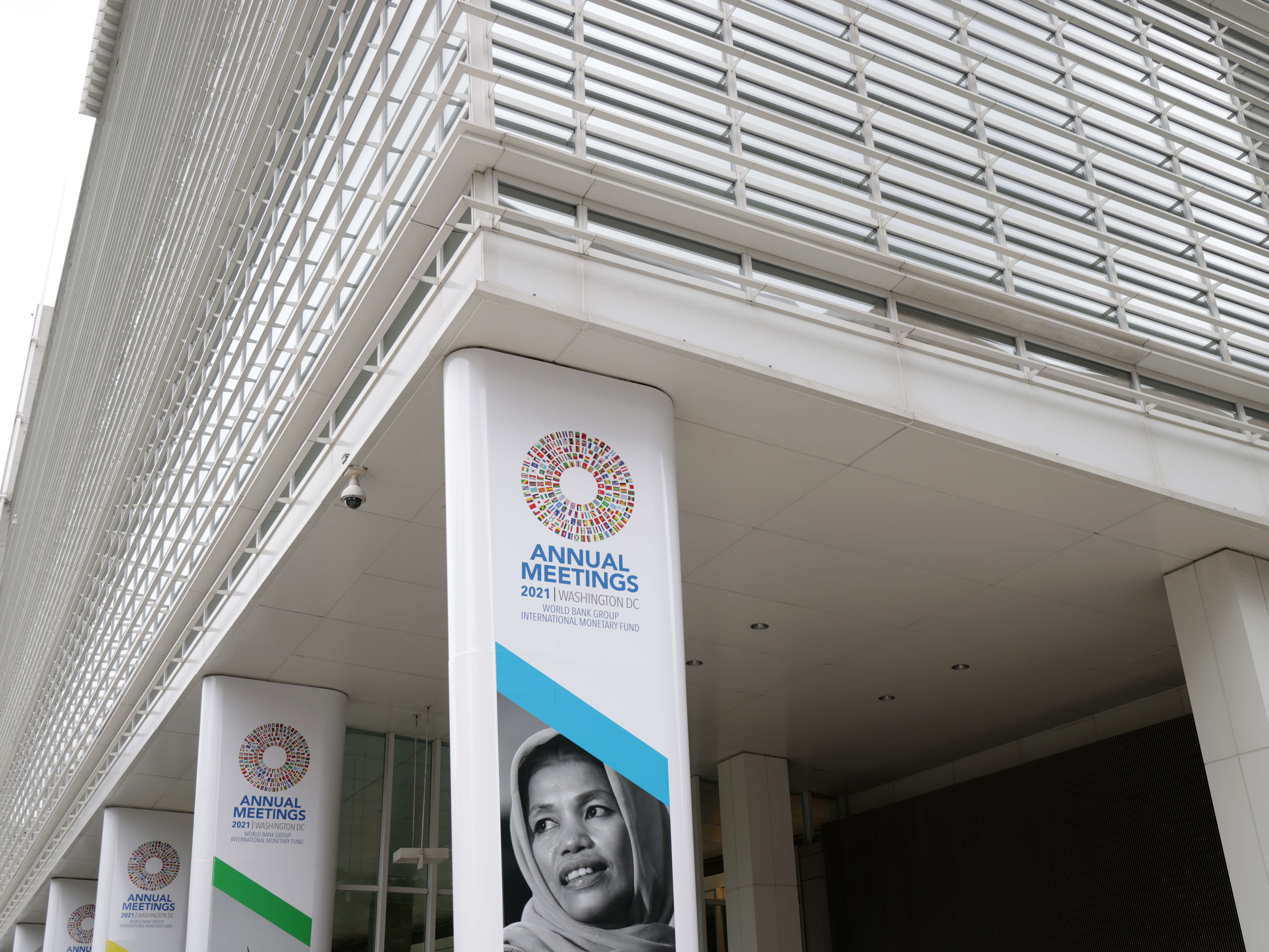 Poster Kelompok Bank Dunia dan Dana Moneter Internasional di Gedung Kelompok Bank Dunia 11 Oktober 2021 di Washington, DC.