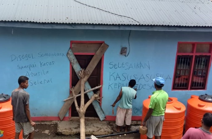 Aliansi Pemuda Rumang menyegel kantor Desa tersebut pada 2 Februari 2022.