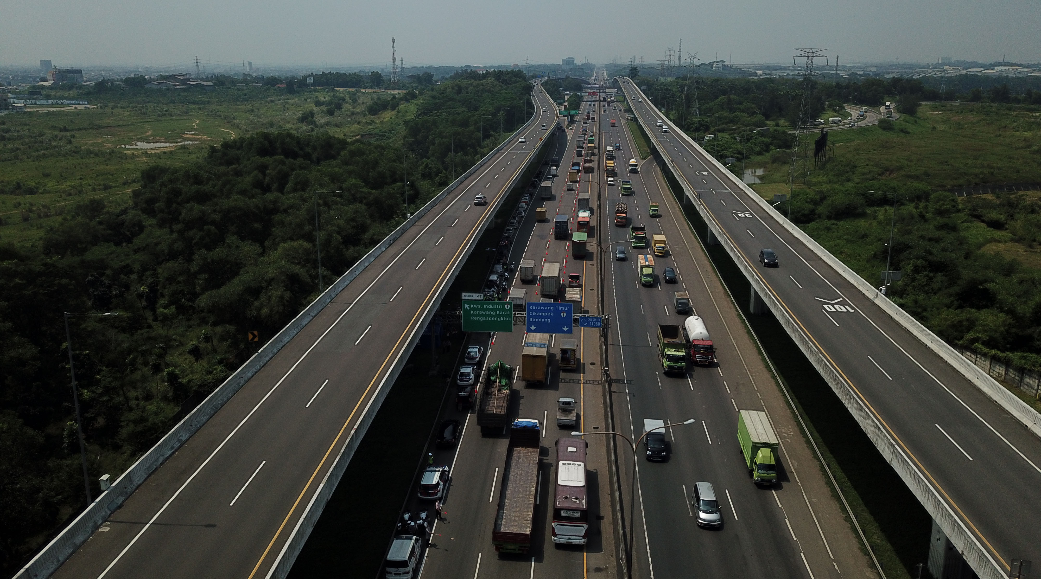 Foto udara kepadatan kendaraan saat uji coba ganjil-genap arus mudik 2022 di KM 47 Tol Ciampek, Karawang