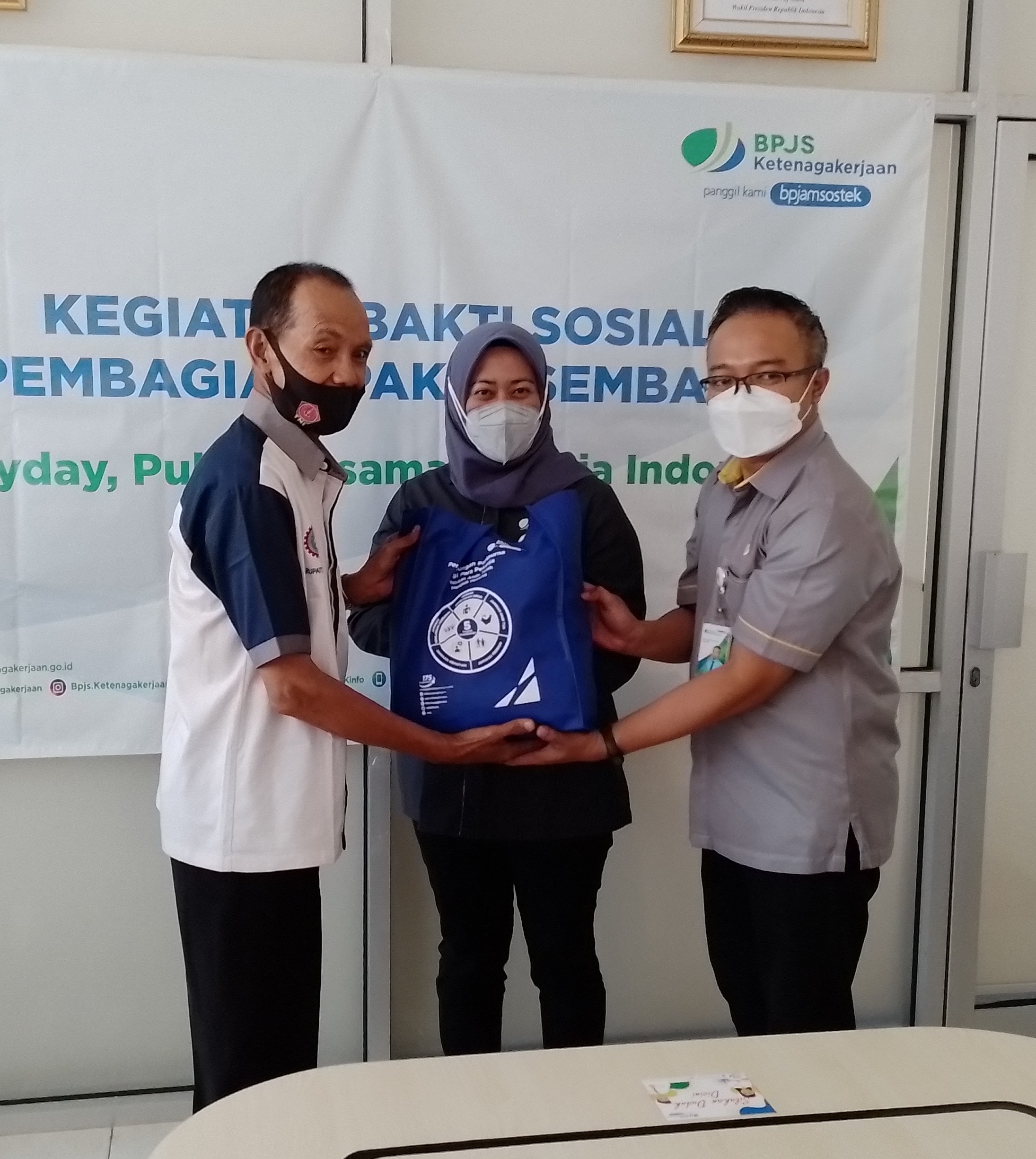 BPJS Ketenagakerjaan Klaten menyerahkan bingkisan sembako untuk perwakilan buruh