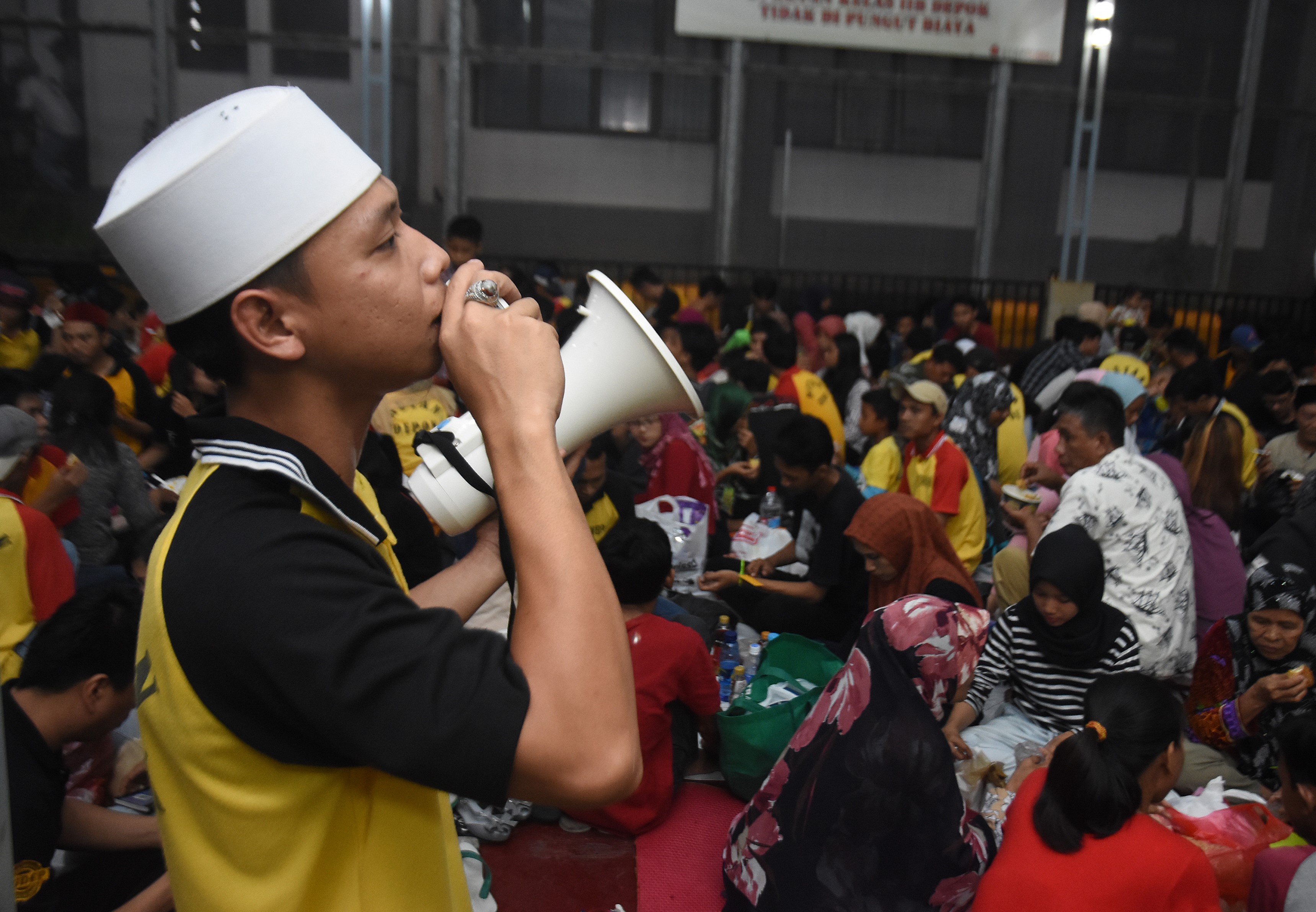 Seorang warga binaan mengumandangkan adzan Maghrib saat digelar buka puasa bersama warga binaan dengan keluarga mereka di Rutan Kelas IIB De