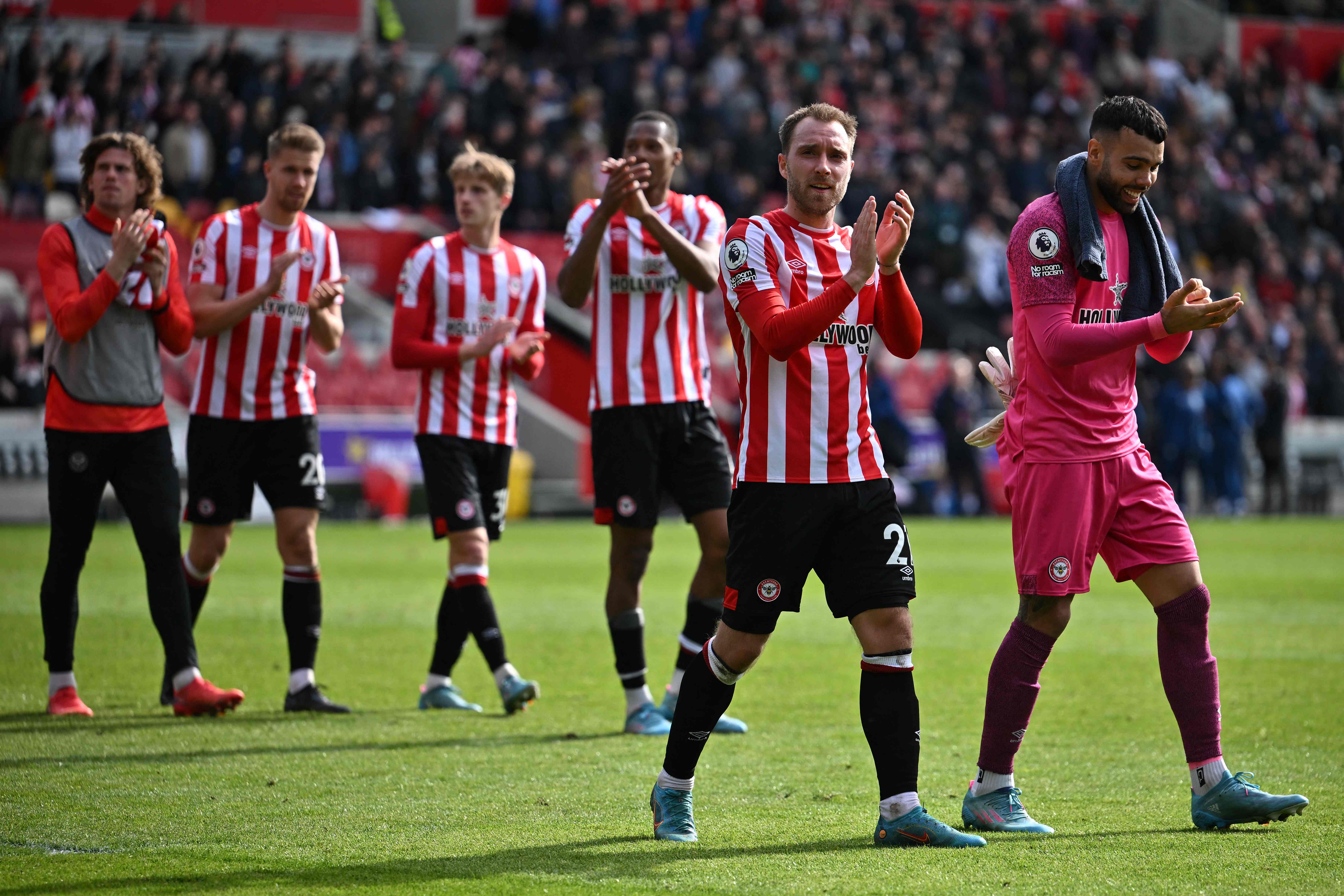 Para pemain Brentford merayakan kemenangan mereka atas West ham United di laga Liga Primer Inggris.