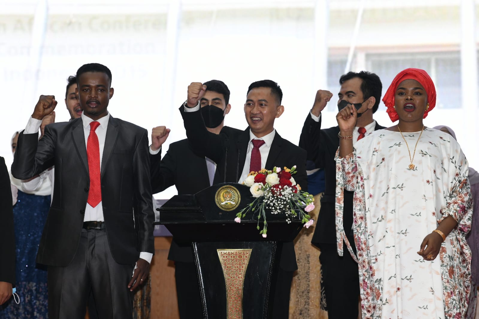 Presiden Pemuda Asia Afrika (Asian African Youth Government-AAYG) Respiratori Saddam Al-Jihad (tengah).