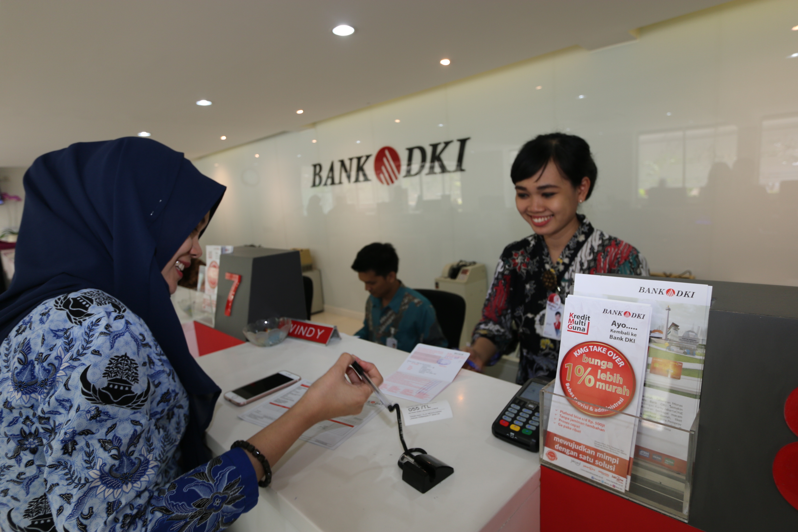 Ilustrasi pelayanan di Bank DKI