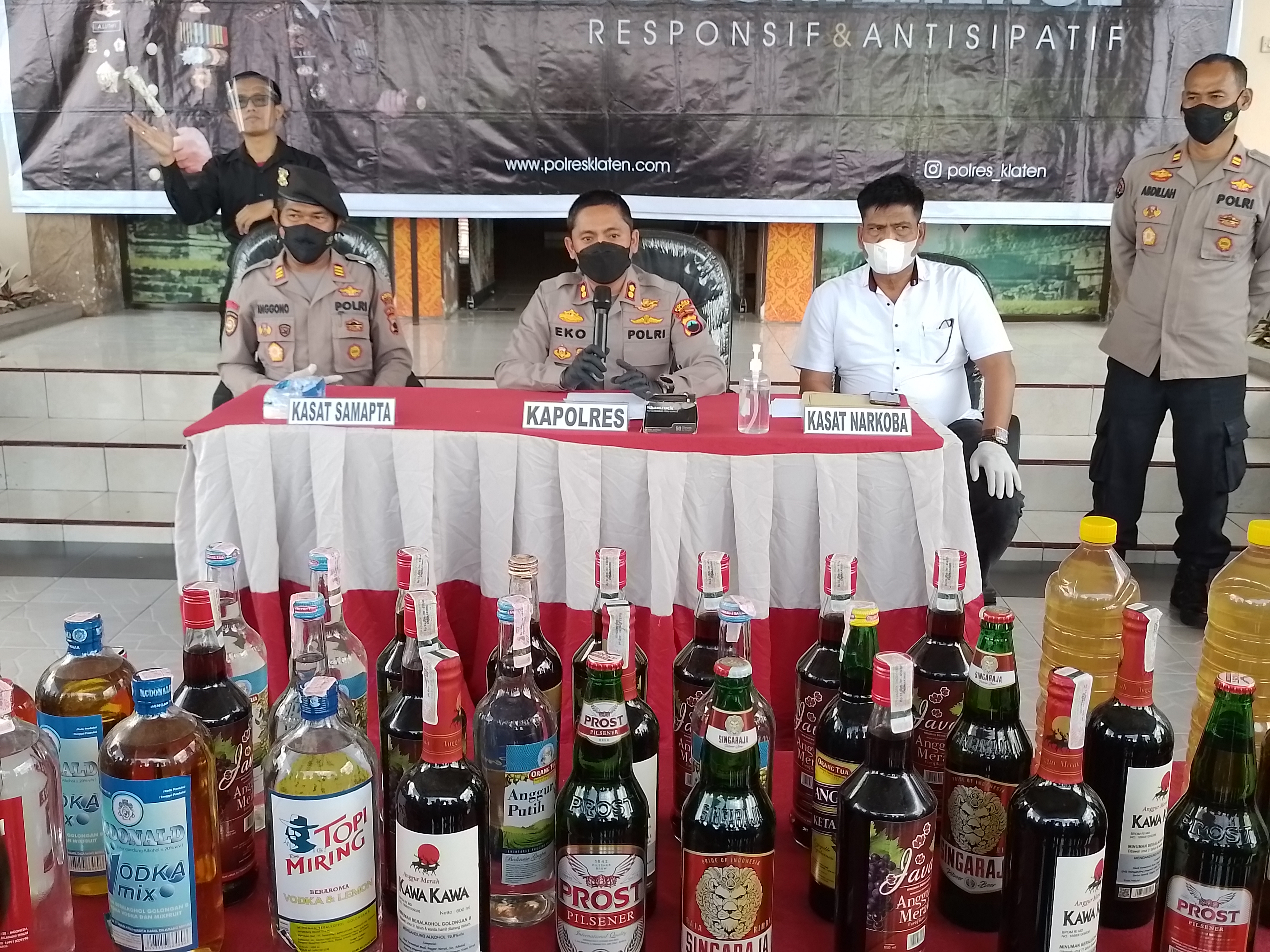  Kapolres Klaten AKB Eko Prasetyo (tengah) dalam jumpa pers ungkap kasus penjualan miras ilegal.
