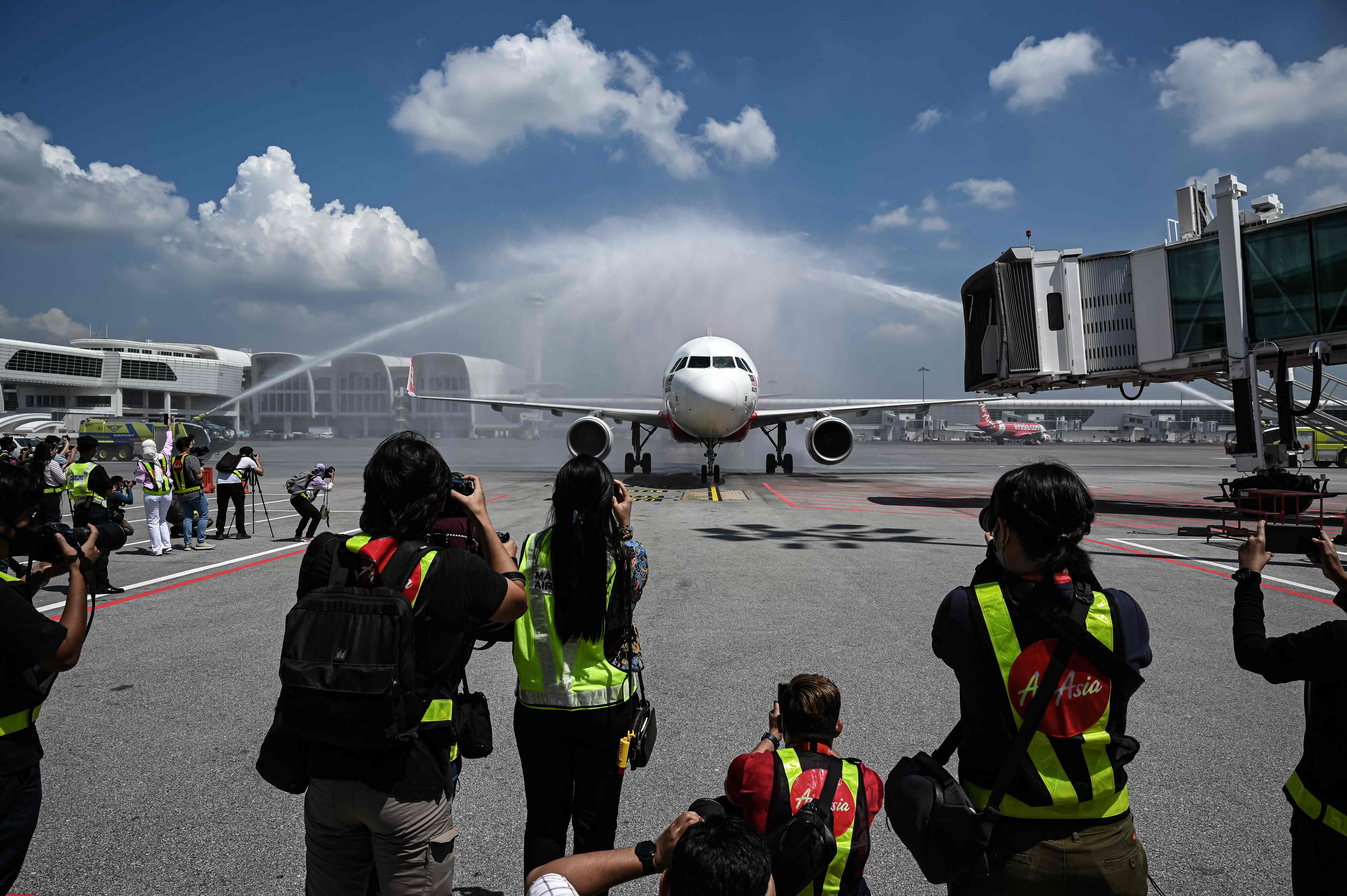 Air salute menyambut pesawat AirAsia A320 Airbus dari Jakarta setelah mendarat di Bandara Internasional Kuala Lumpur 2 (KLIA 2), 1 April 202