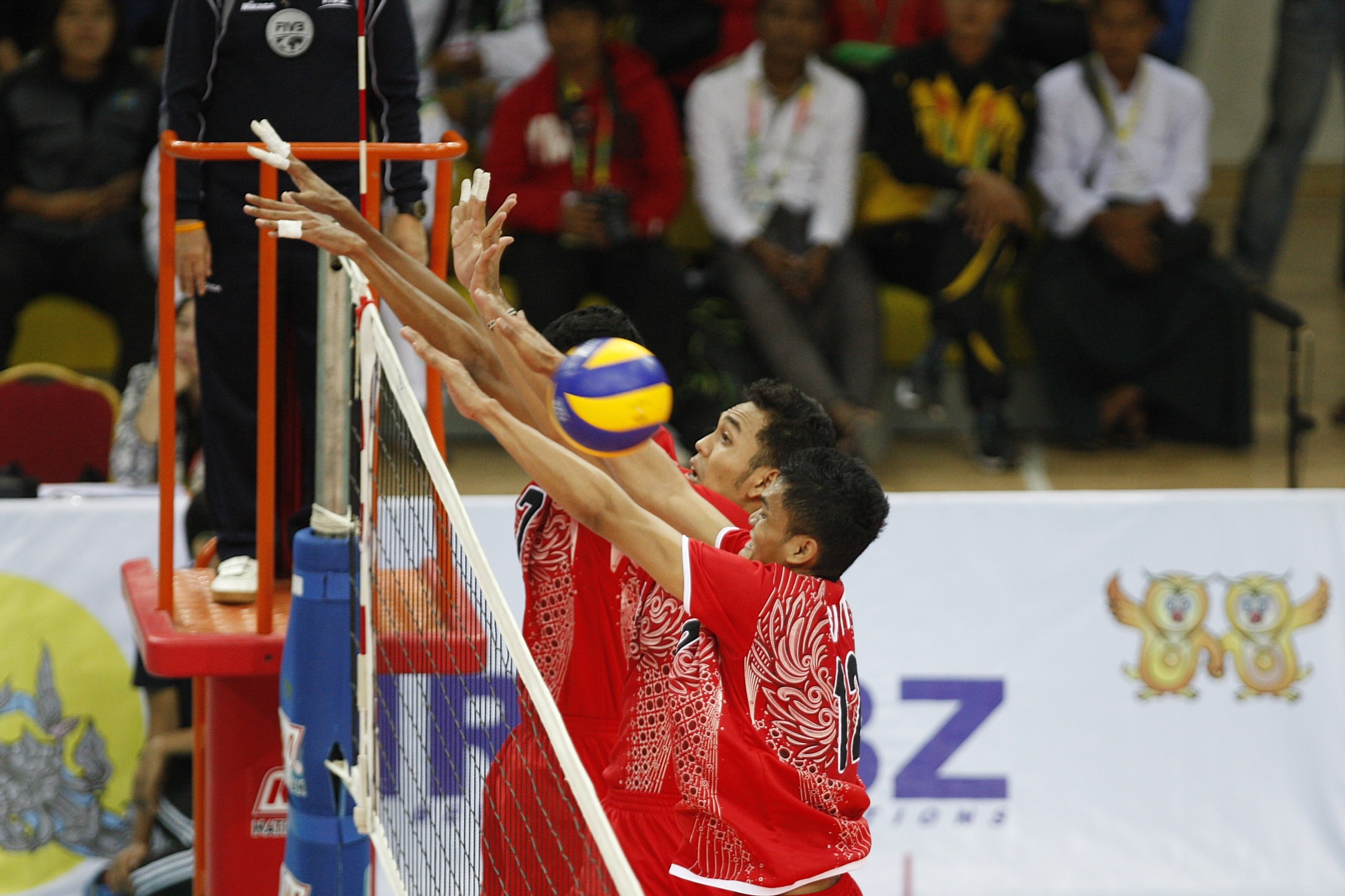 Ilustrasi: Para pemain bola voli Indonesia (dari kiri) Ayip Rizal, Agung Seganti dan Sigit Ardian berusaha memblok smes pemain Myanmar