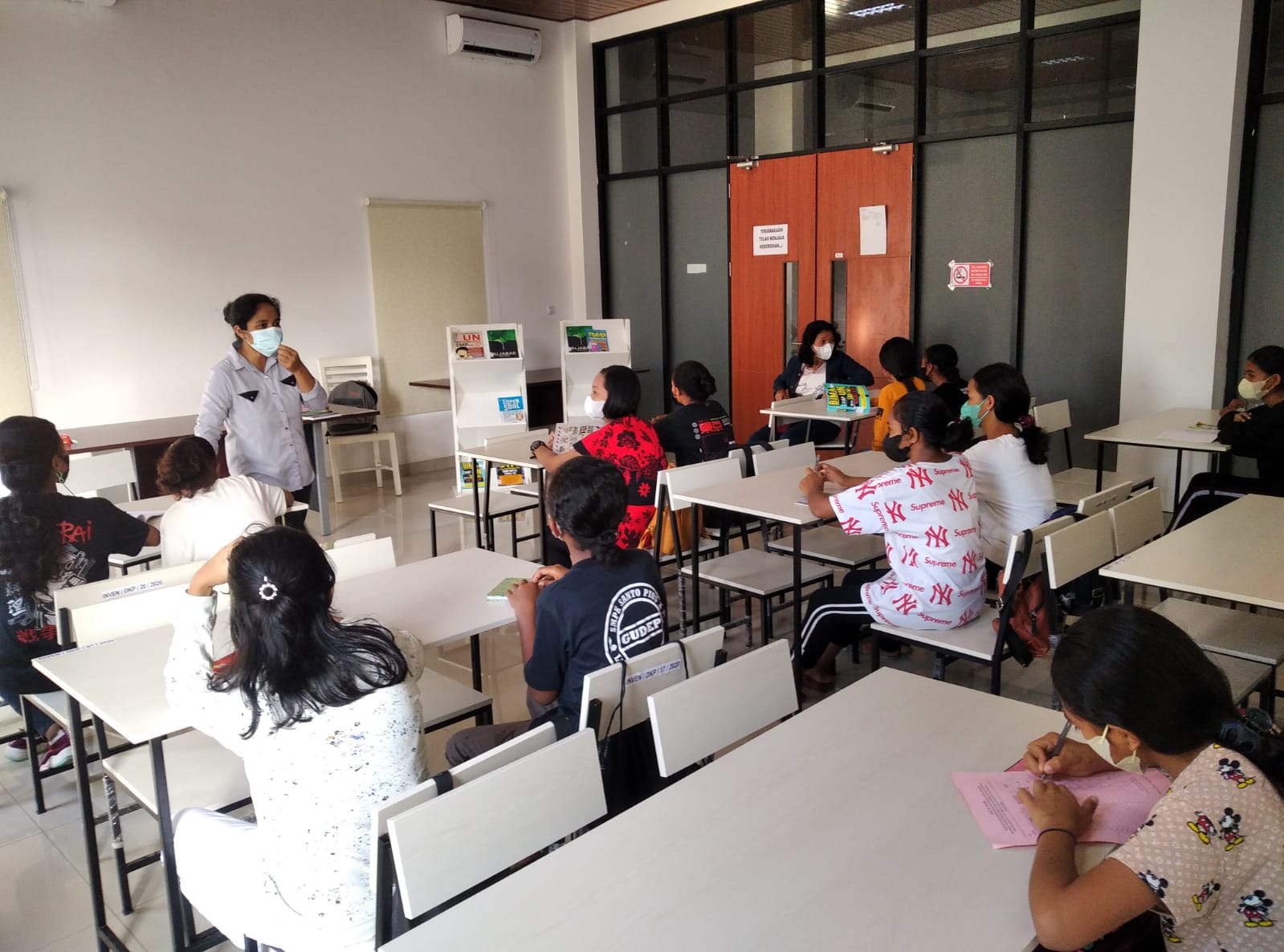 Sejumlah siswa mengikuti bimbingan belajar Matematika dasar secara gratis di Perpustakaan Lembata, NTT