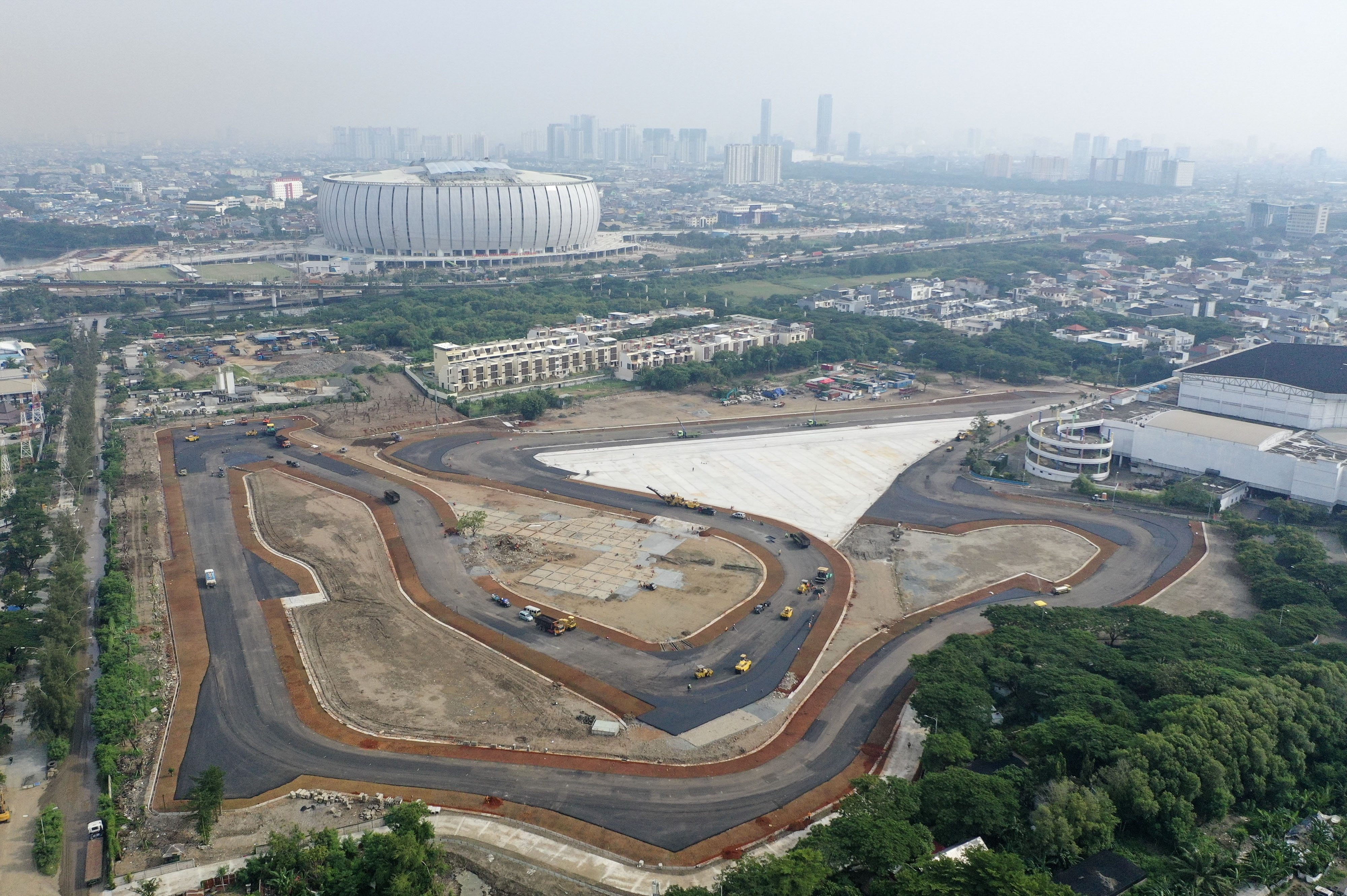 Foto udara progres pembangunan Sirkuit Jakarta International E-Prix Circuit (JIEC) di kawasan Ancol, Jakarta.