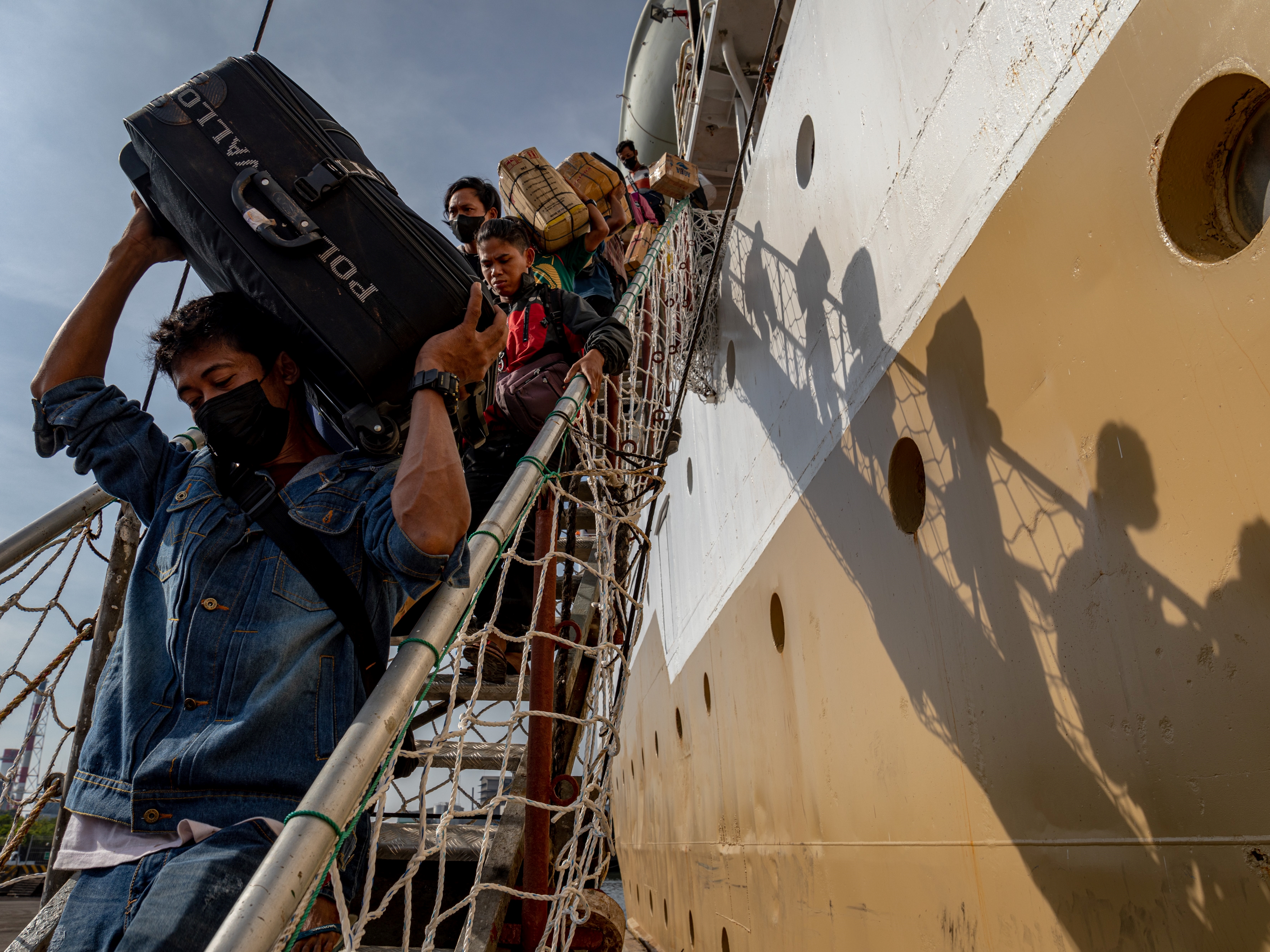 Penumpang Kapal Motor Awu asal Kumai, Kalimantan Tengah, menuruni tangga kapal di dermaga Tanjung Semarang, Jateng, Sabtu (23/4).