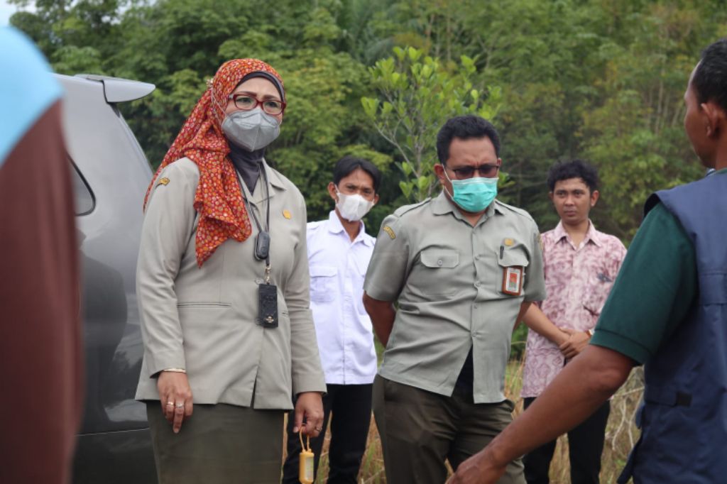 Kapusdik Idha Widi Arsanti (kiri) dialog dengan petani penerima manfaat YESS didampingi Kepala SMKPPN Banjarbaru, Budi Santoso