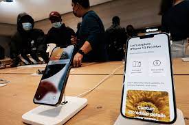  Iphone 13 terlihat di sebuah Apple Store di New York, Amerika Serikat.  