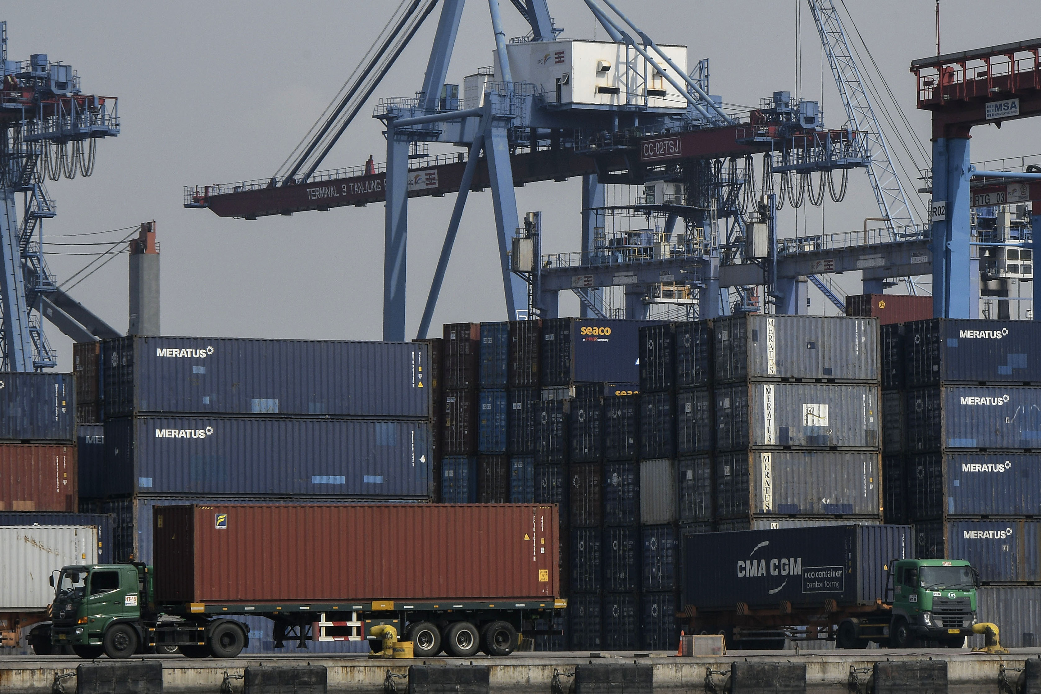 Sejumlah truk melintas saat bongkar muat kontainer di Pelabuhan Tanjung Priok, Jakarta.