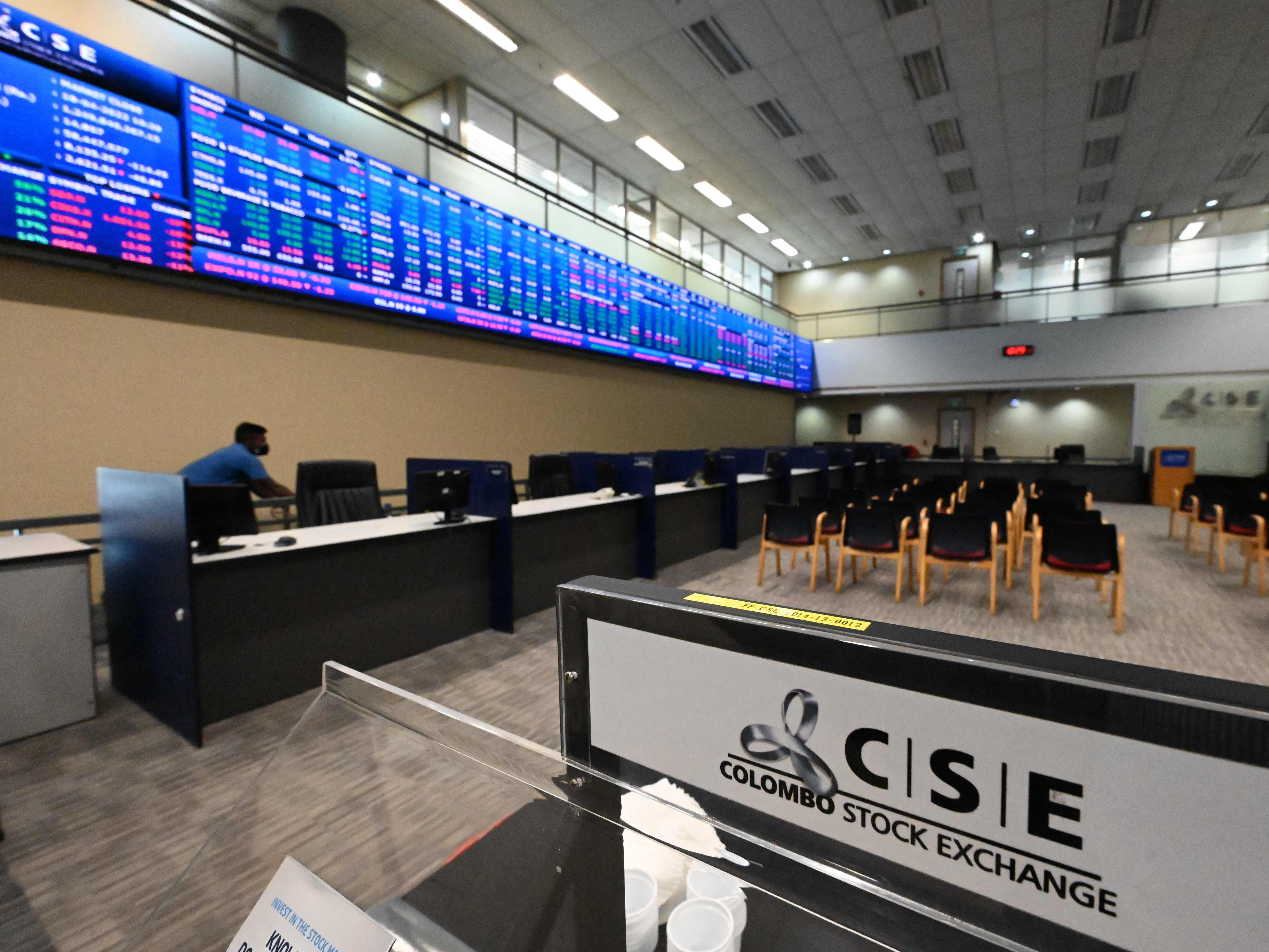 Seorang pria berjalan di dalam Colombo Stock Exchange (CSE) di Kolombo pada 18 April 2022.