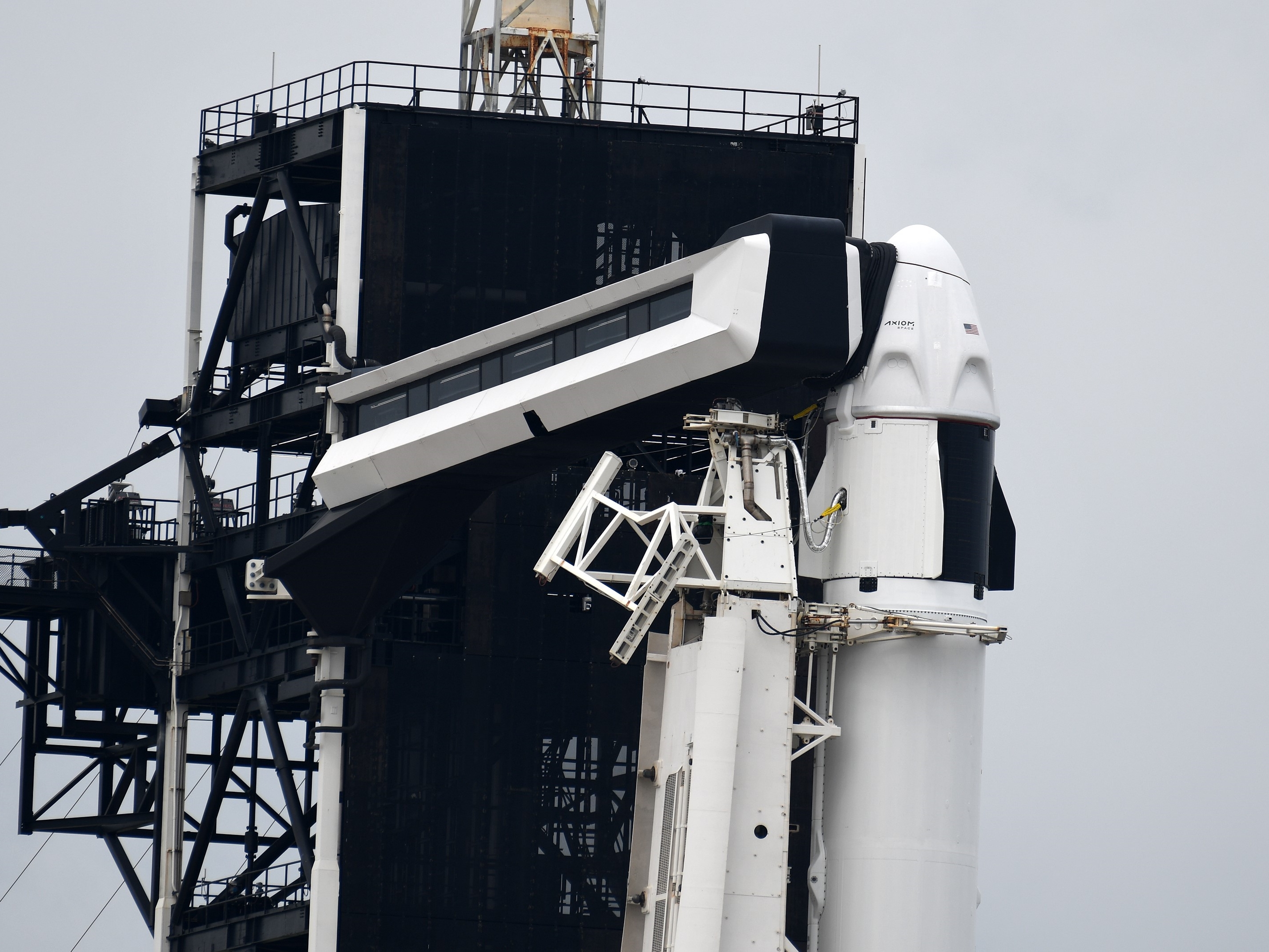 Pesawat ruang angkasa SpaceX Dragon berada di atas roket Falcon 9 pada peluncuran Pad 39A sebelum peluncuran Axiom-1.