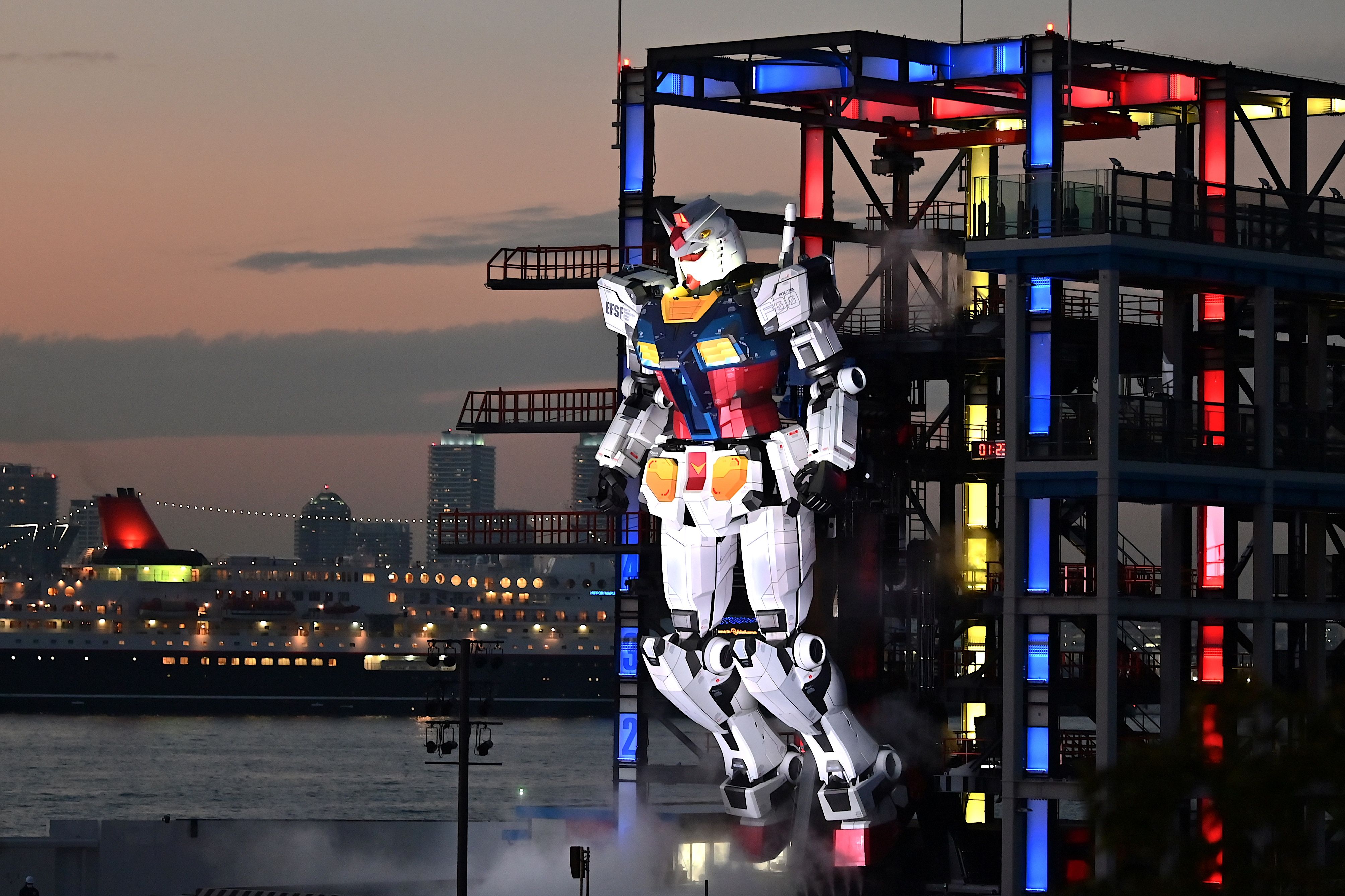 Sebuah robot Gundam terlihat di pabrik Gundam di Yokohama, Jepang
