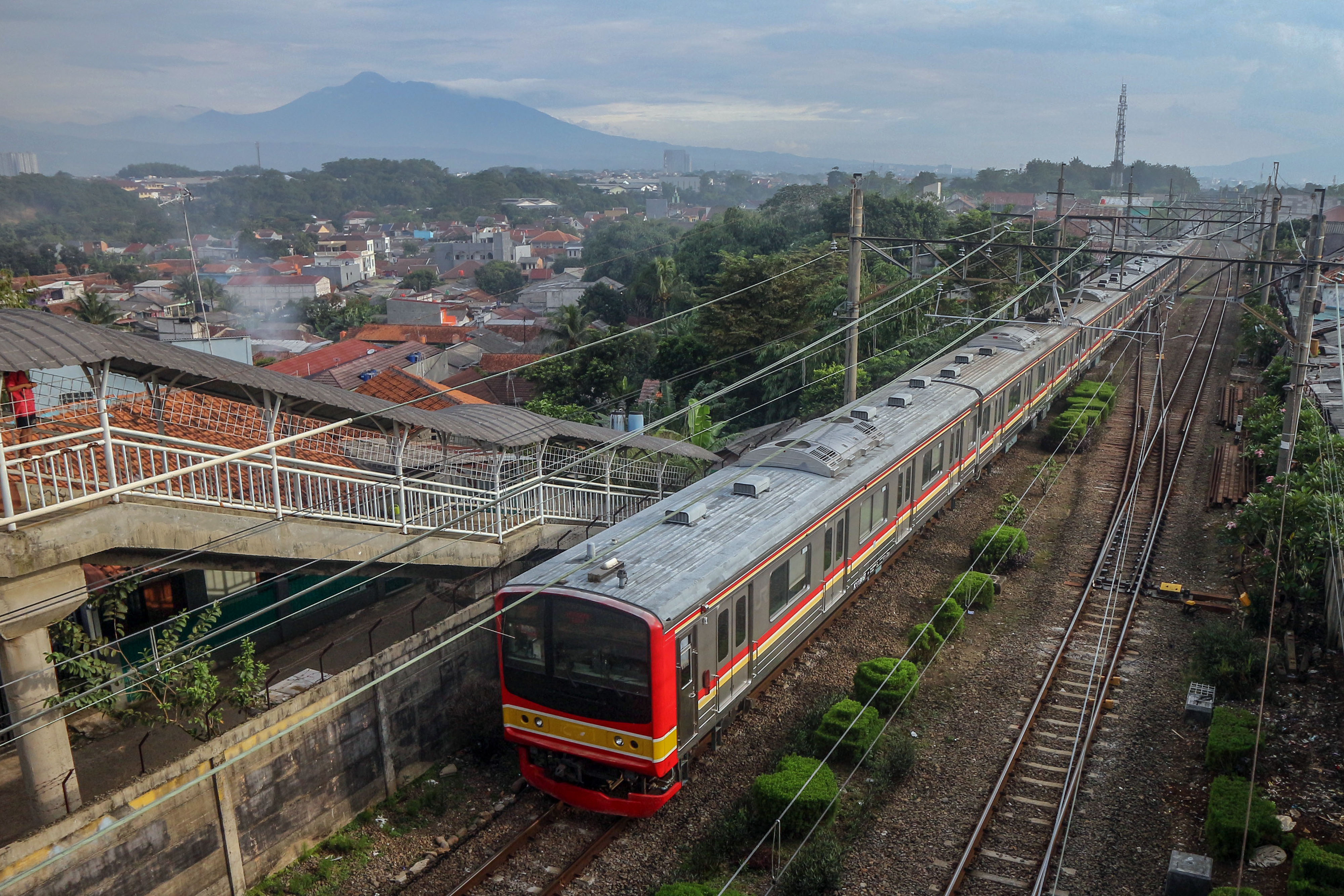 Rangkaian KRL Jabodetabek di kawasan CIlebut, Bogor