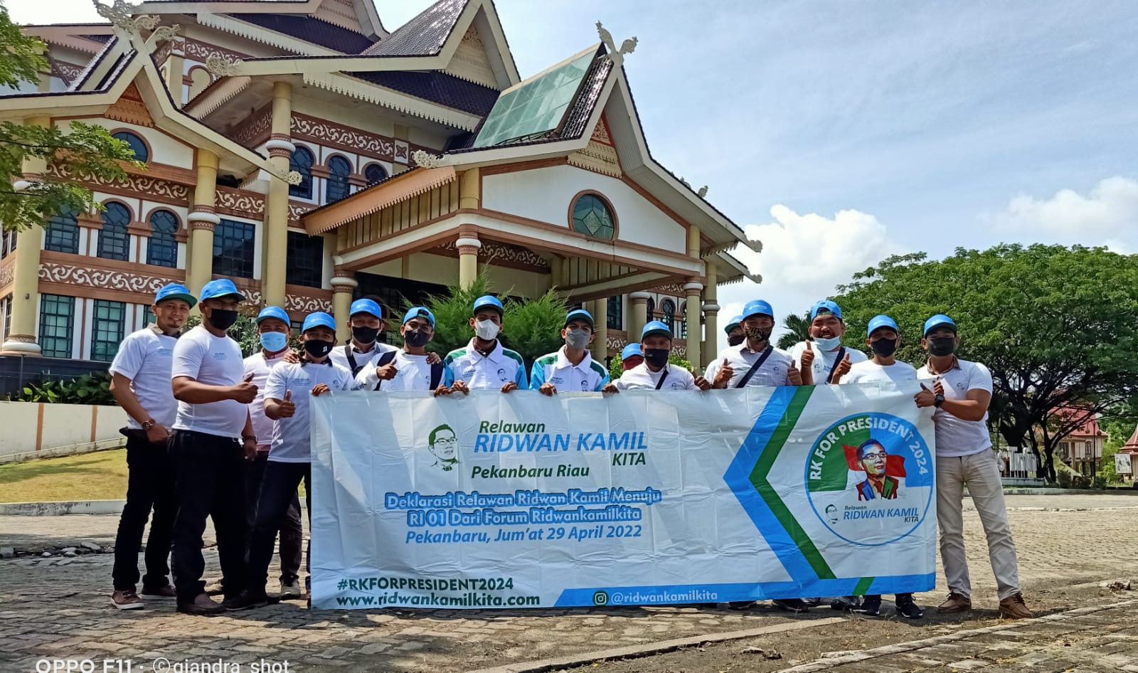 Sejumlah warga di Pekanbaru, Riau, memberikan dukungan bagi Ridwan Kamil maju di Pilpres 2024