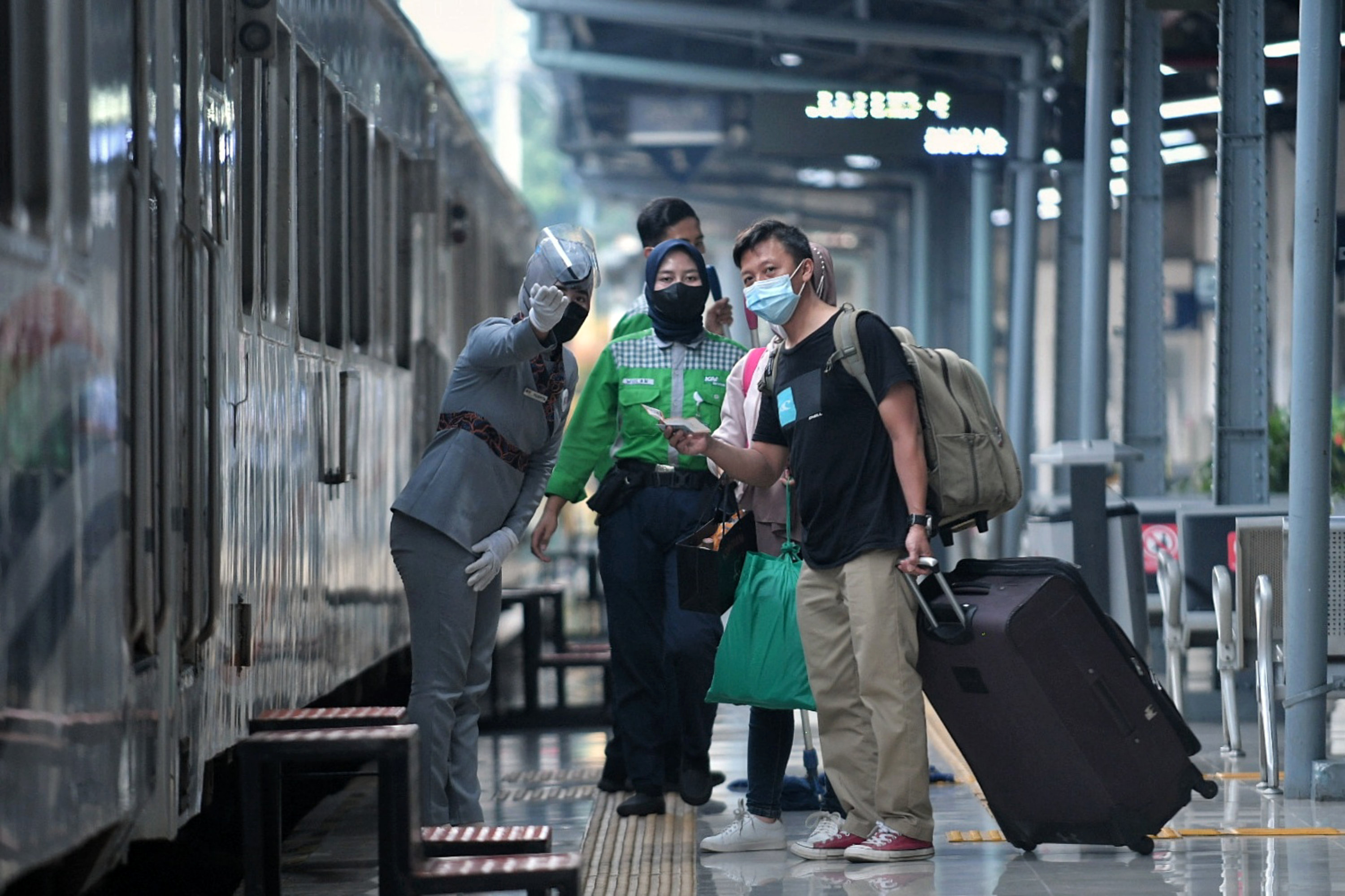 Calon penumpang menaiki kereta api jarak jauh Singasari di Stasiun Pasar Senen, Jakarta.