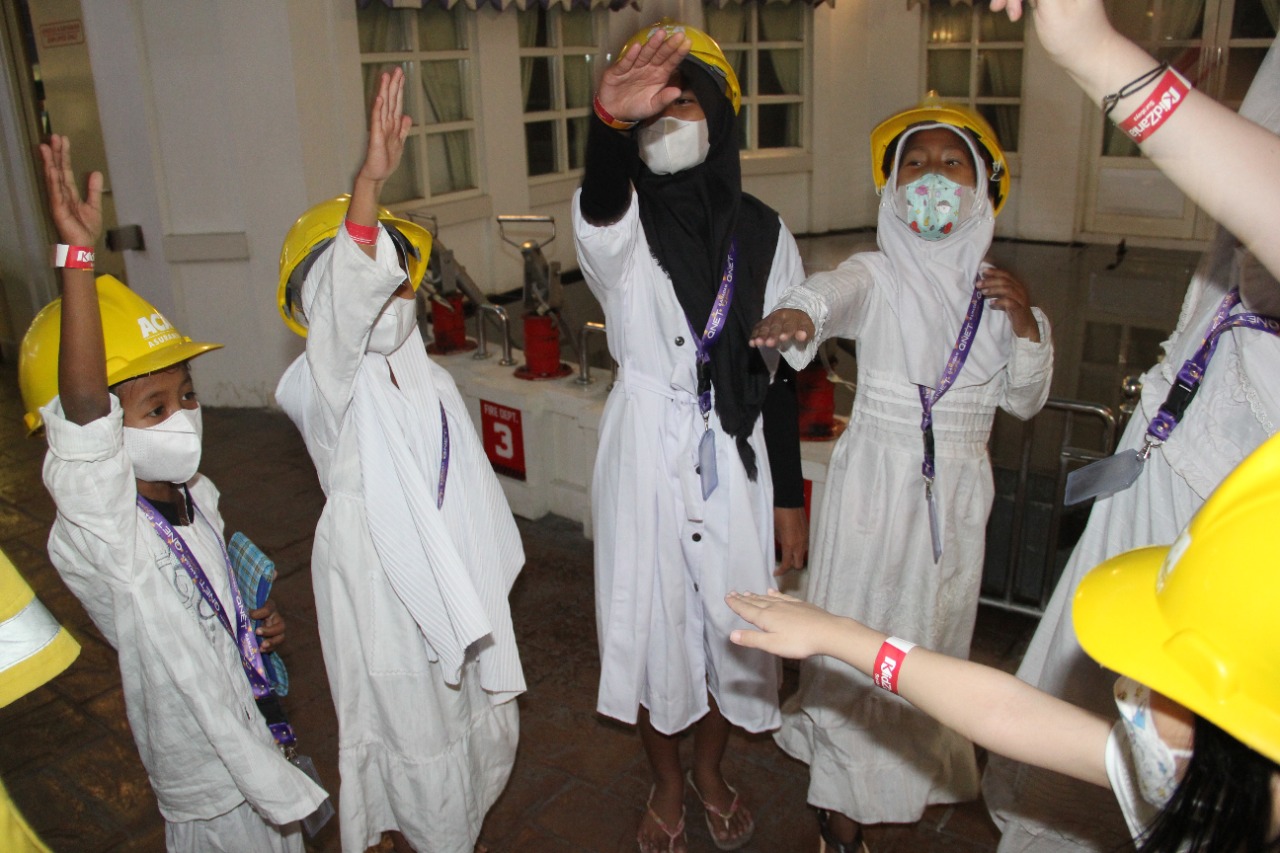 Anak-anak dari Panti Asuhan Muhammadiyah Putat dan Panti Asuhan Baitul Hijrah bermain di KidZania Surabaya,  Jawa Timur.