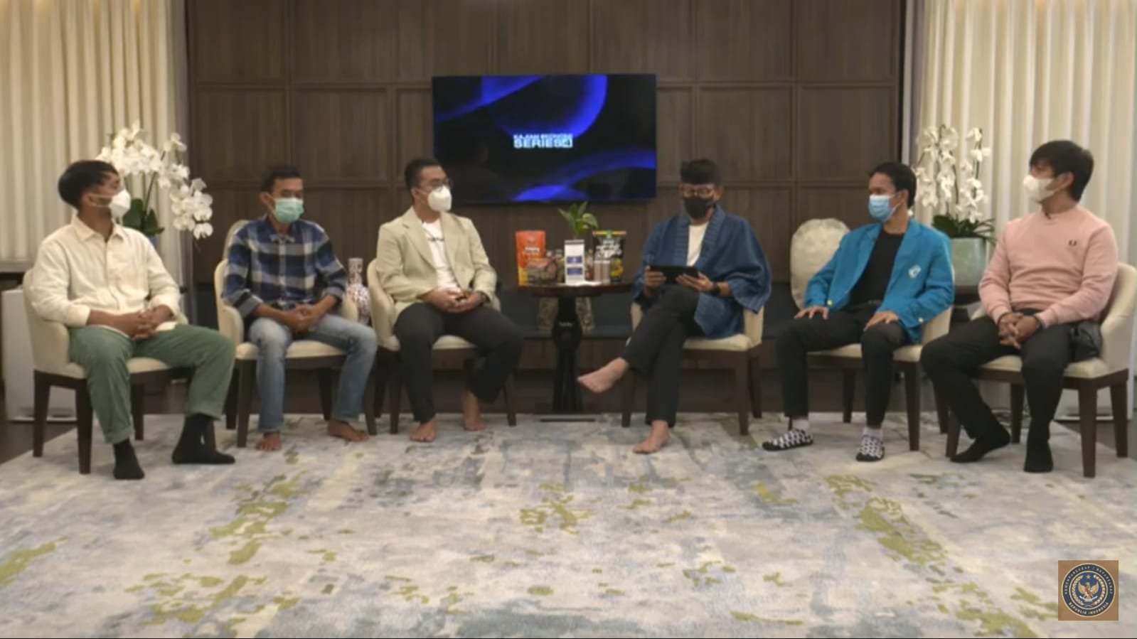 Menparekraf Sandiaga Uno (ketiga dari kanan) menjadi moderator dalam diskusi Kajian Ekonomi Series-4 di Jakarta.